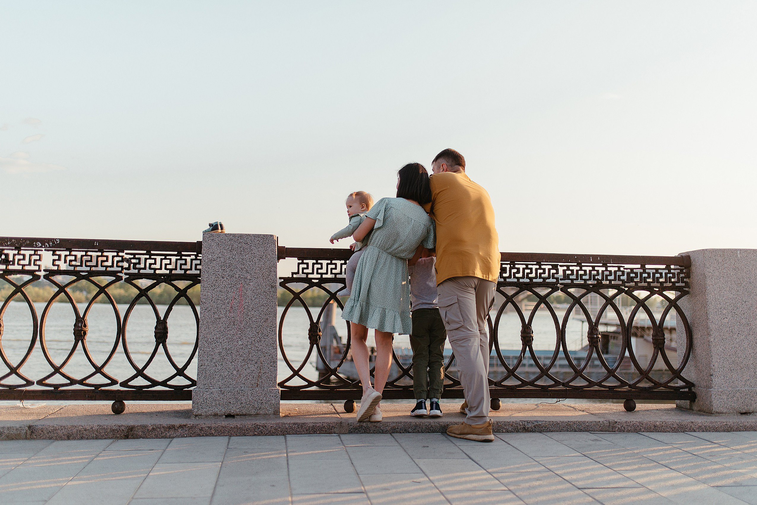 Семейная фотосессия на набережной. Семейный фотограф Дарья Едапина Новосибирск. Фотограф Дарья Едапина Новосибирск