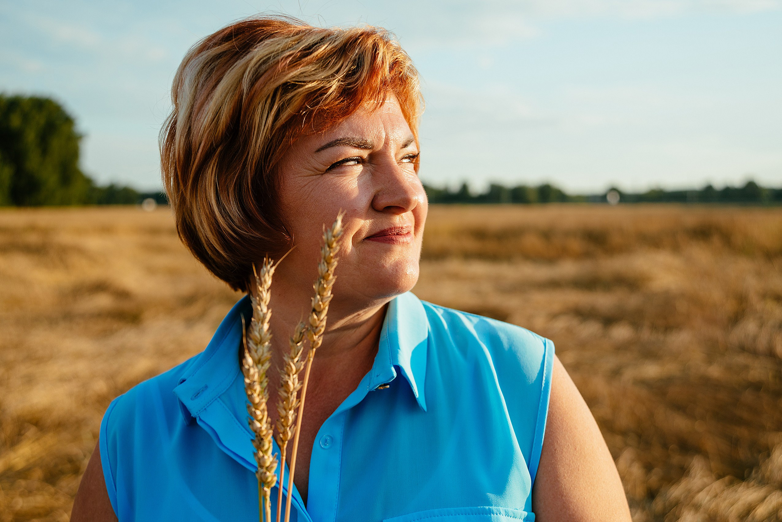 Уличная семейная фотосессия в пшеничном поле. Семейный фотограф Дарья Едапина Новосибирск. Фотограф Дарья Едапина Новосибирск