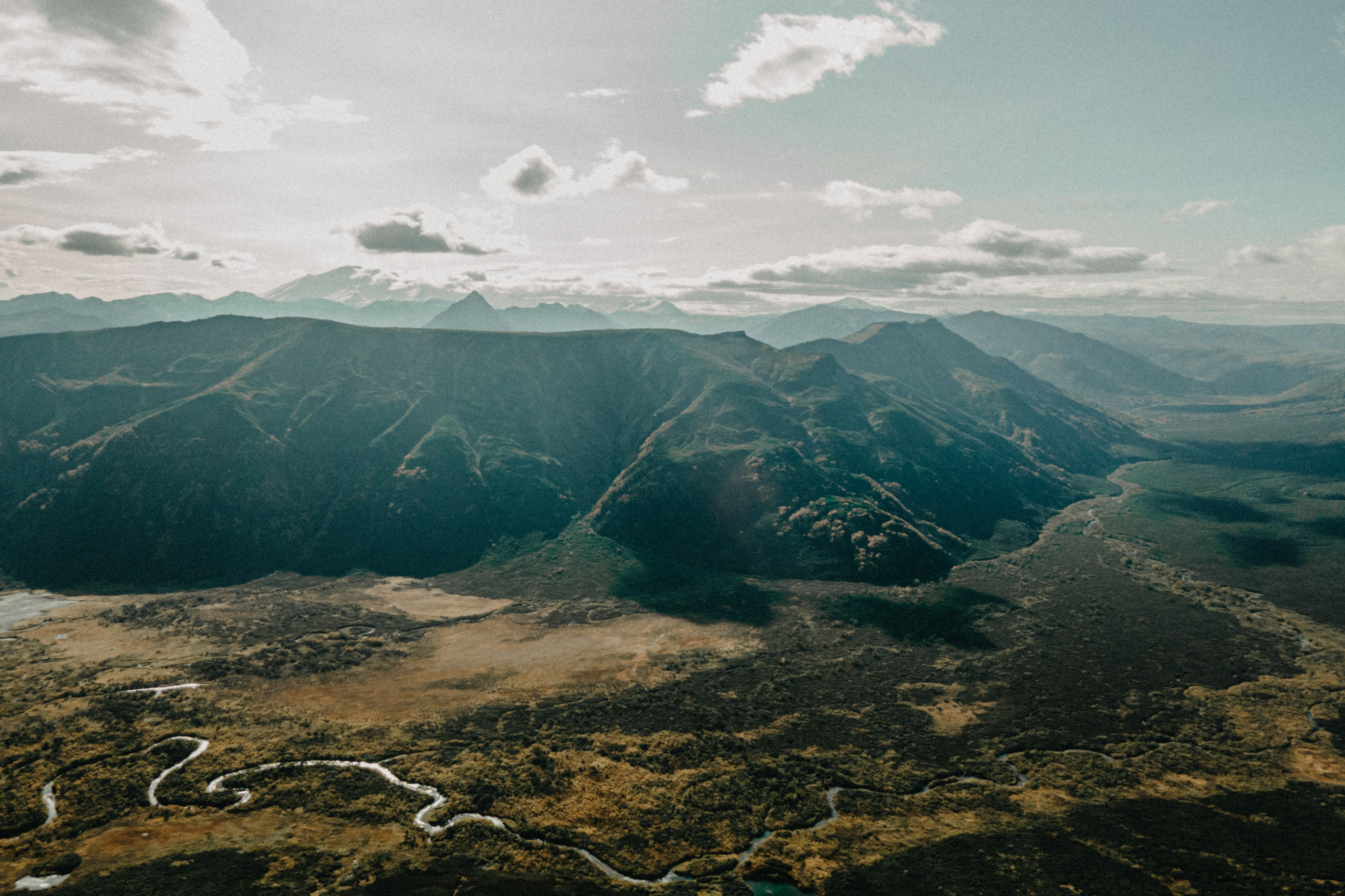 Вертолетный полет Бухта Жировая. Свадебное фото и видео на Камчатке. Туристические маршруты