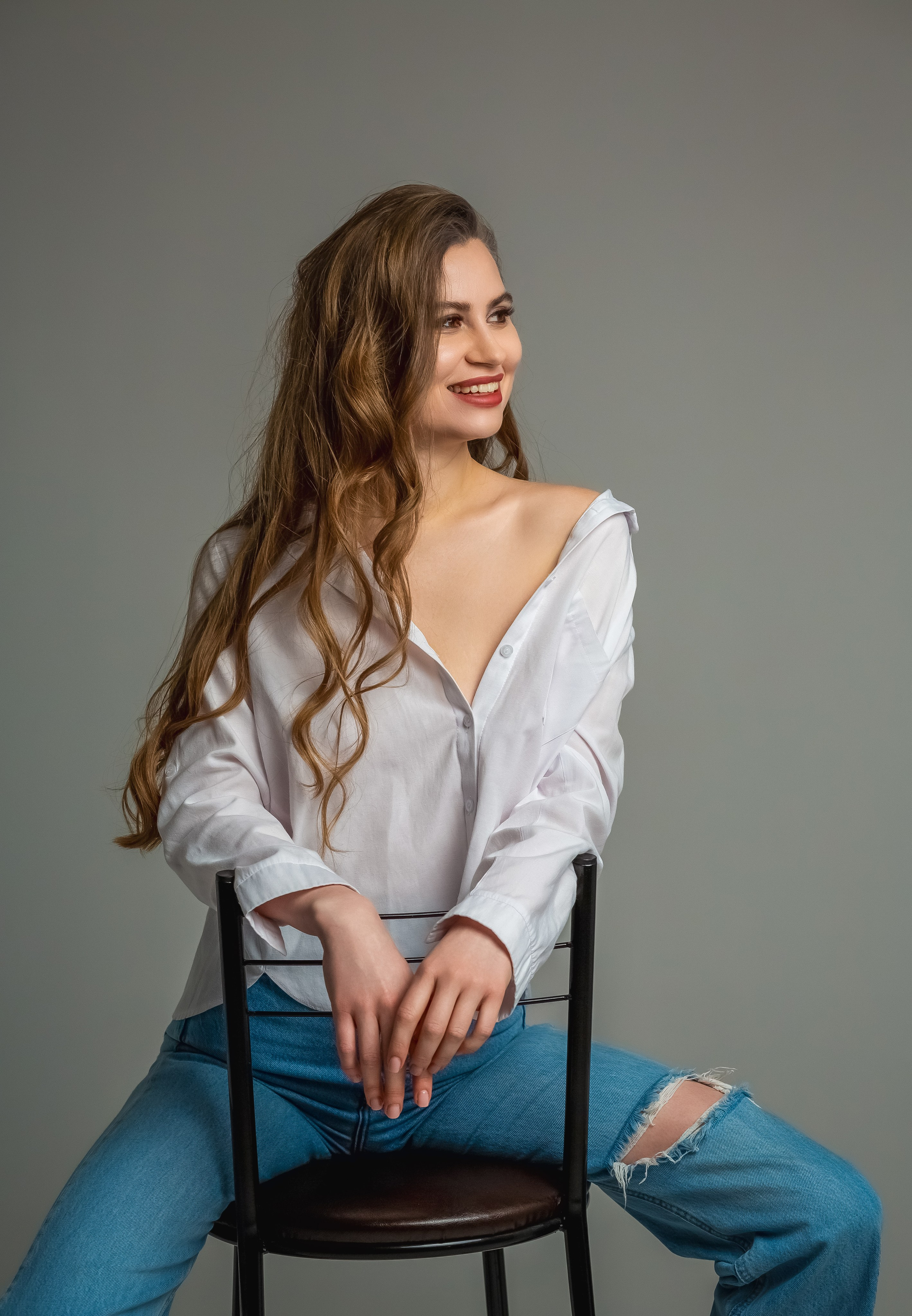 Синие джинсы — белые тюльпаны. Вера Соколова фотограф Воронеж