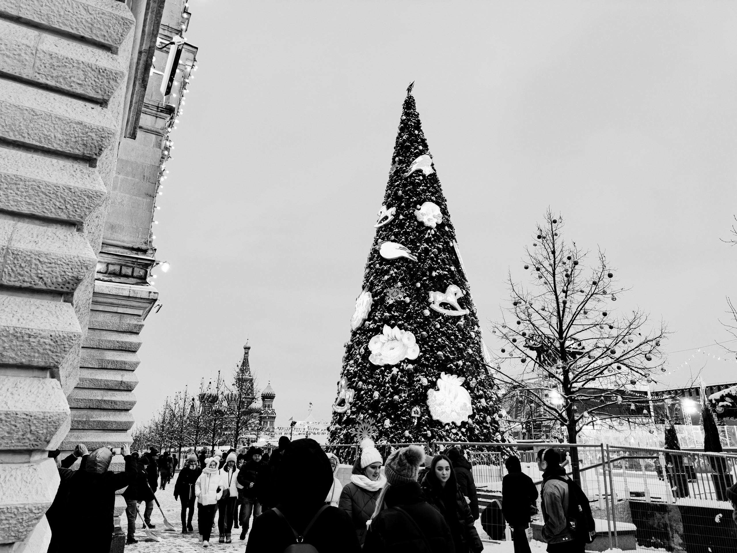 Зимнее новогоднее настроение в Москве на Красной Площади рядом с ГУМом