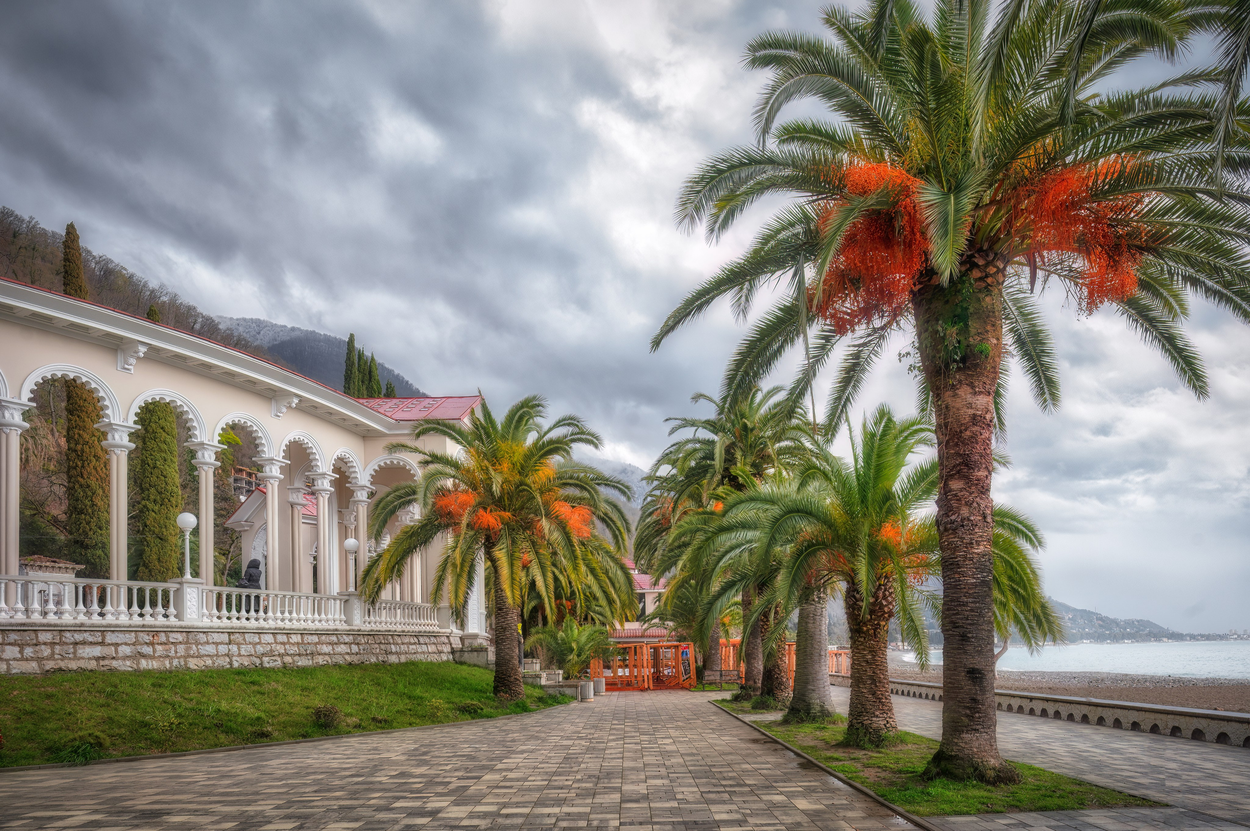 Гагрская колоннада на фоне облачного неба