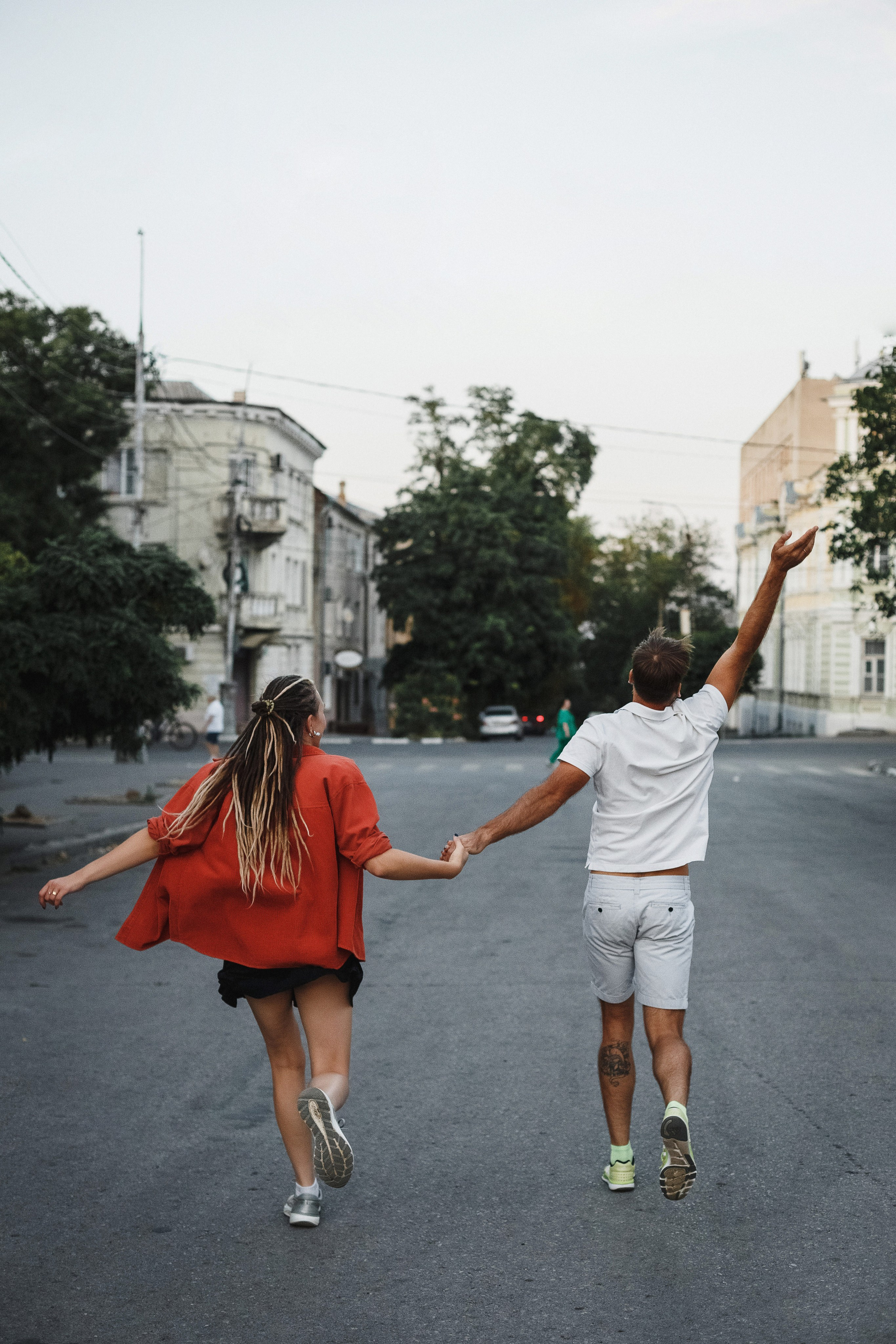 Фотосессия на Октябрьской площади Таганрога: История любви Глеба и Ани в центре города. Свадебный и семейный фотограф в Таганроге Бакарюк Антон