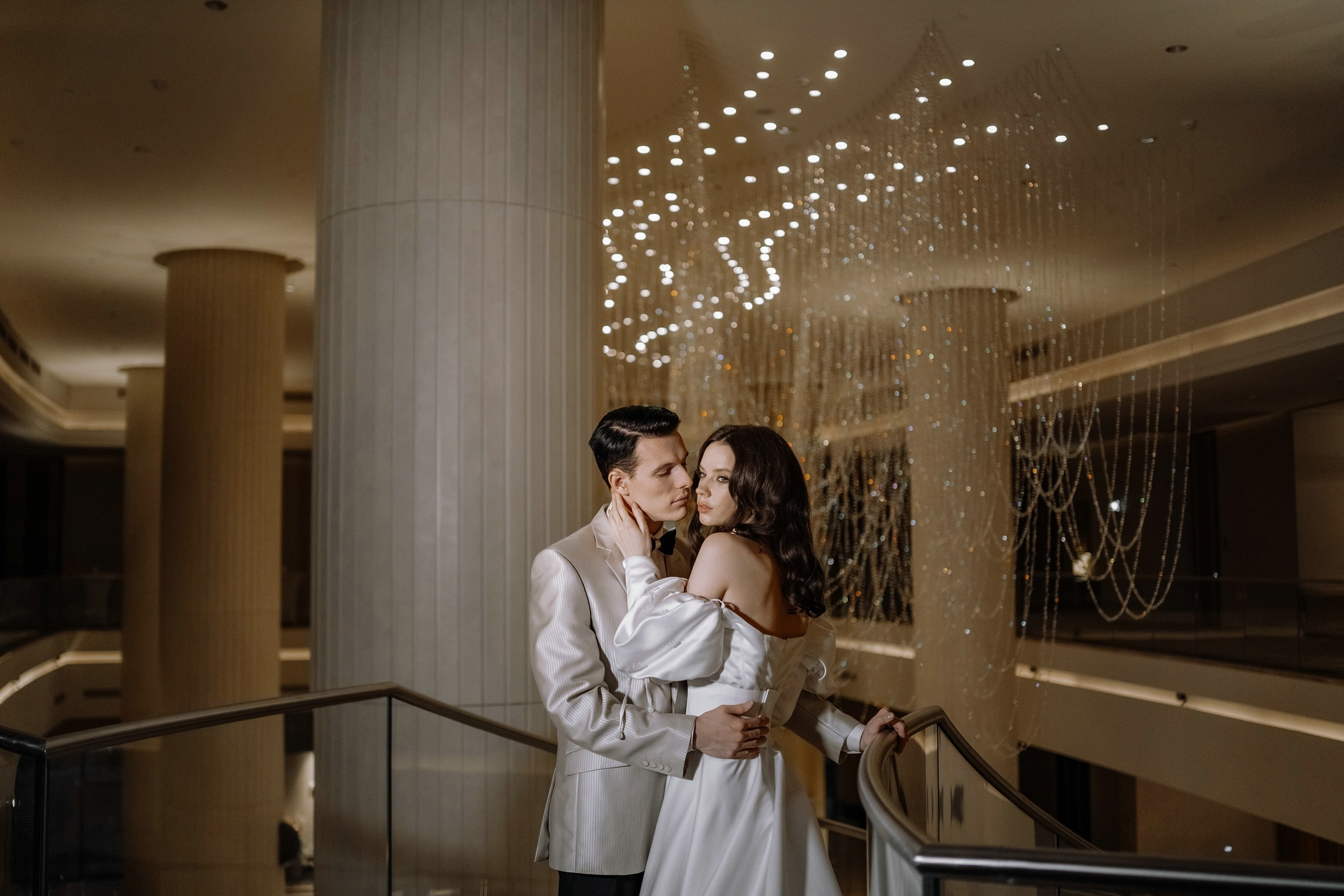 Фотосессия свадьбы на лестнице в Hyatt Regency Moscow Petrovsky Park. Свадебный и семейный фотограф в Москве Светлана Зоткина