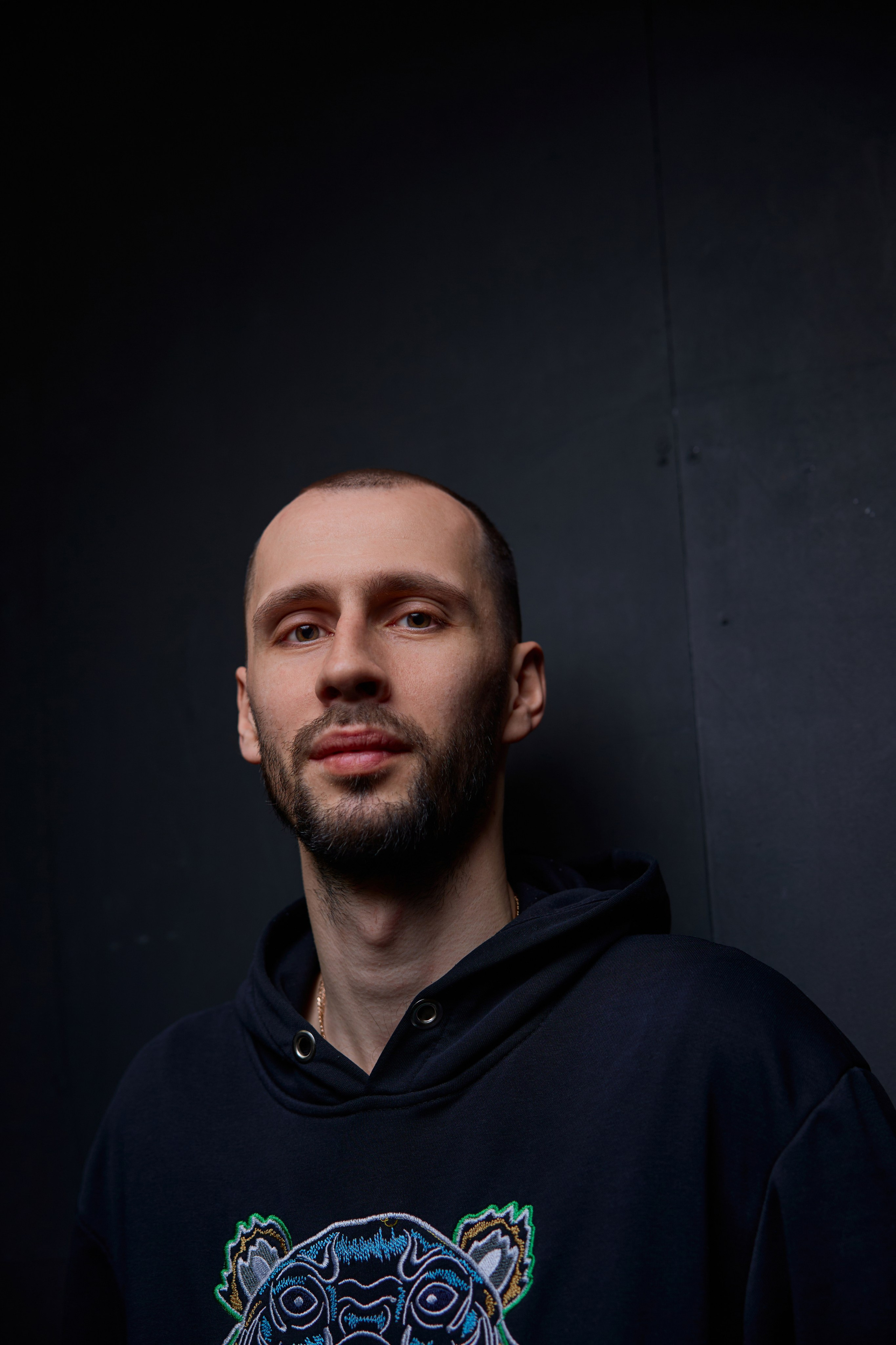 Баскетболист Денис Левшин (команда Темп-Сумз-УГМК) в профессиональной студийной фотосессии: Фото: Илья Новиков