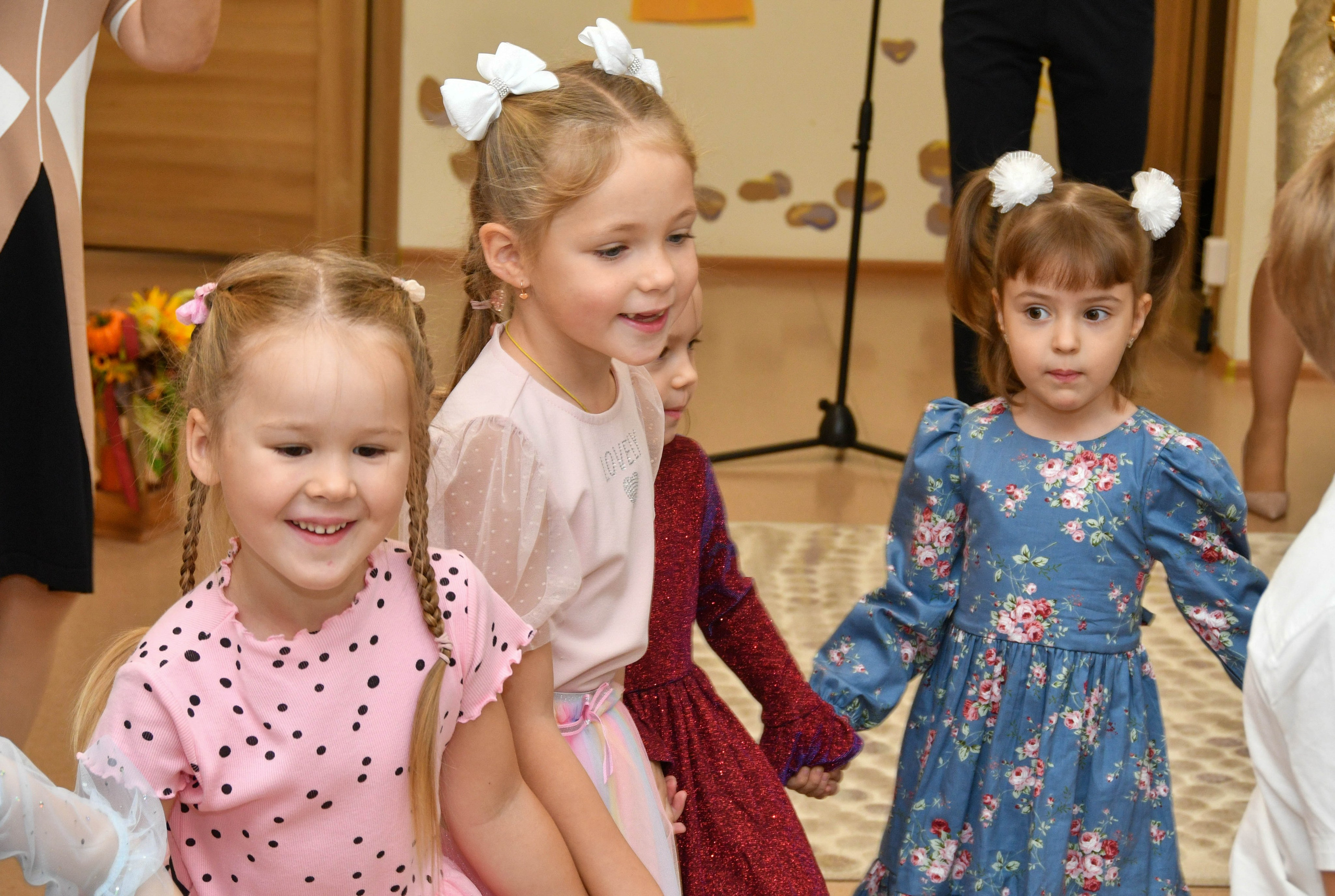 2023 г. День дошкольного работника и прогулка. Репортажный и детский фотограф в Новосибирске