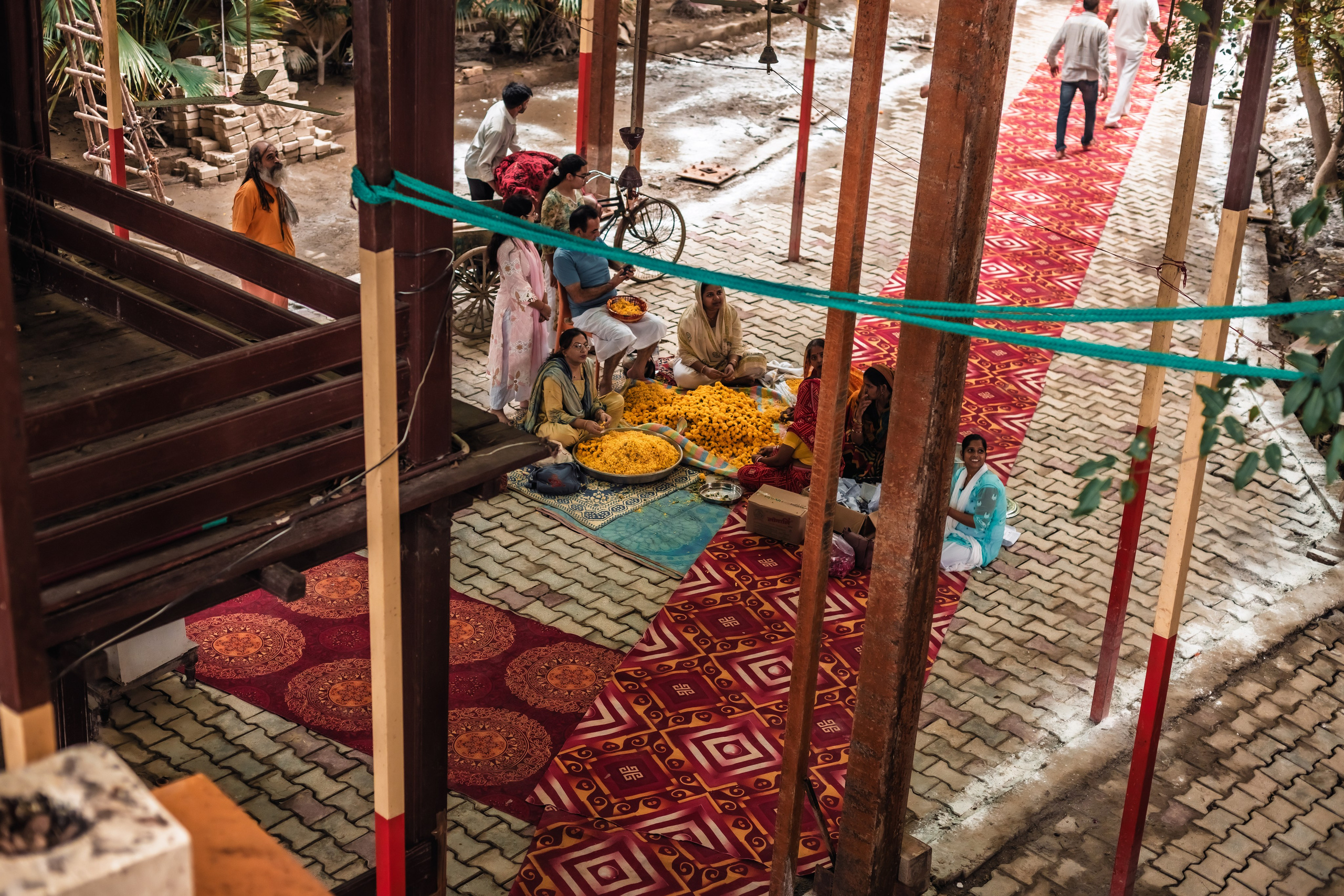 Abhisheka Devraha Baba on Sri Devdas ji maharaj bd. Mariam Bagdasaryan