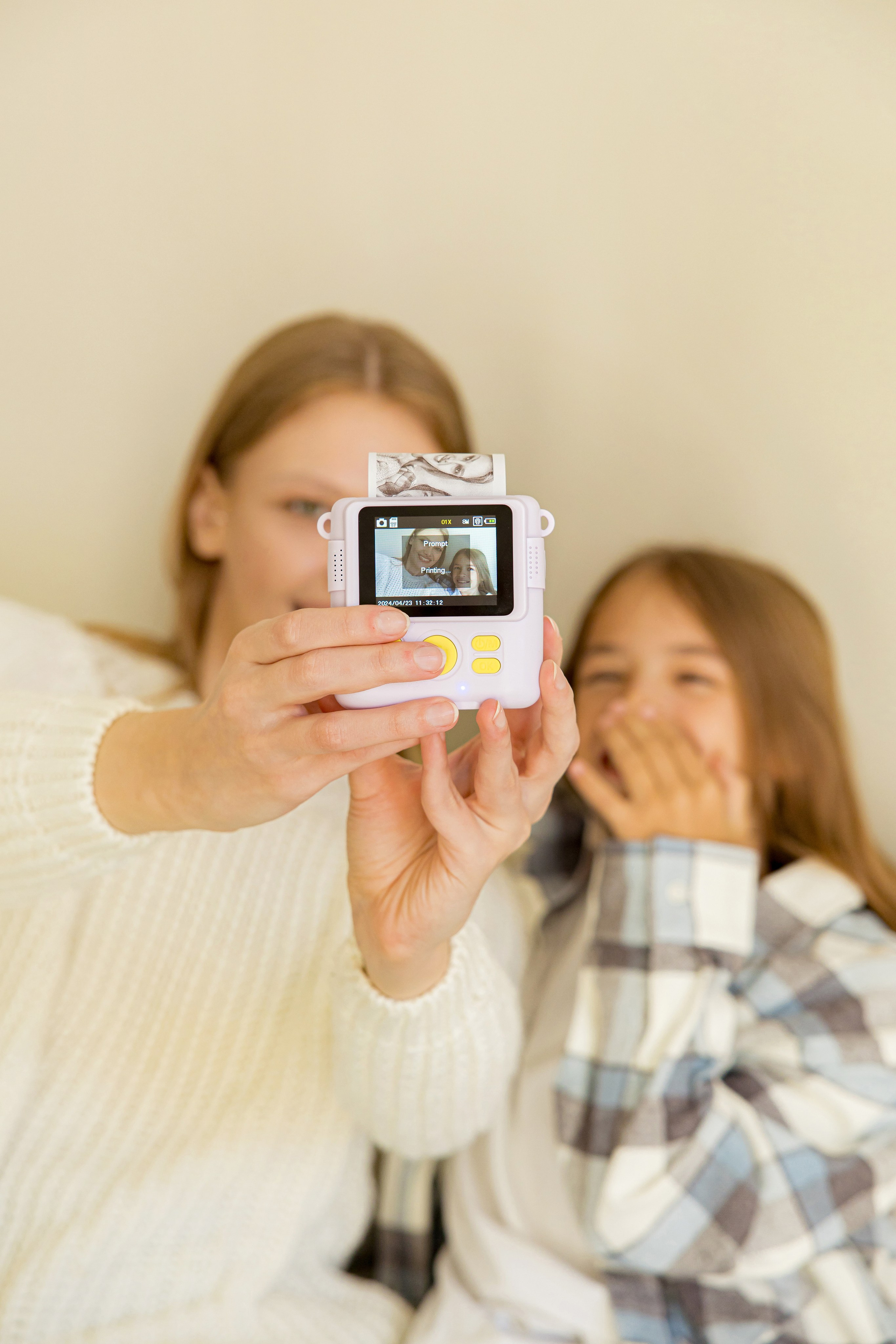 Девушки фотографируют себя на камеру моментальной печати