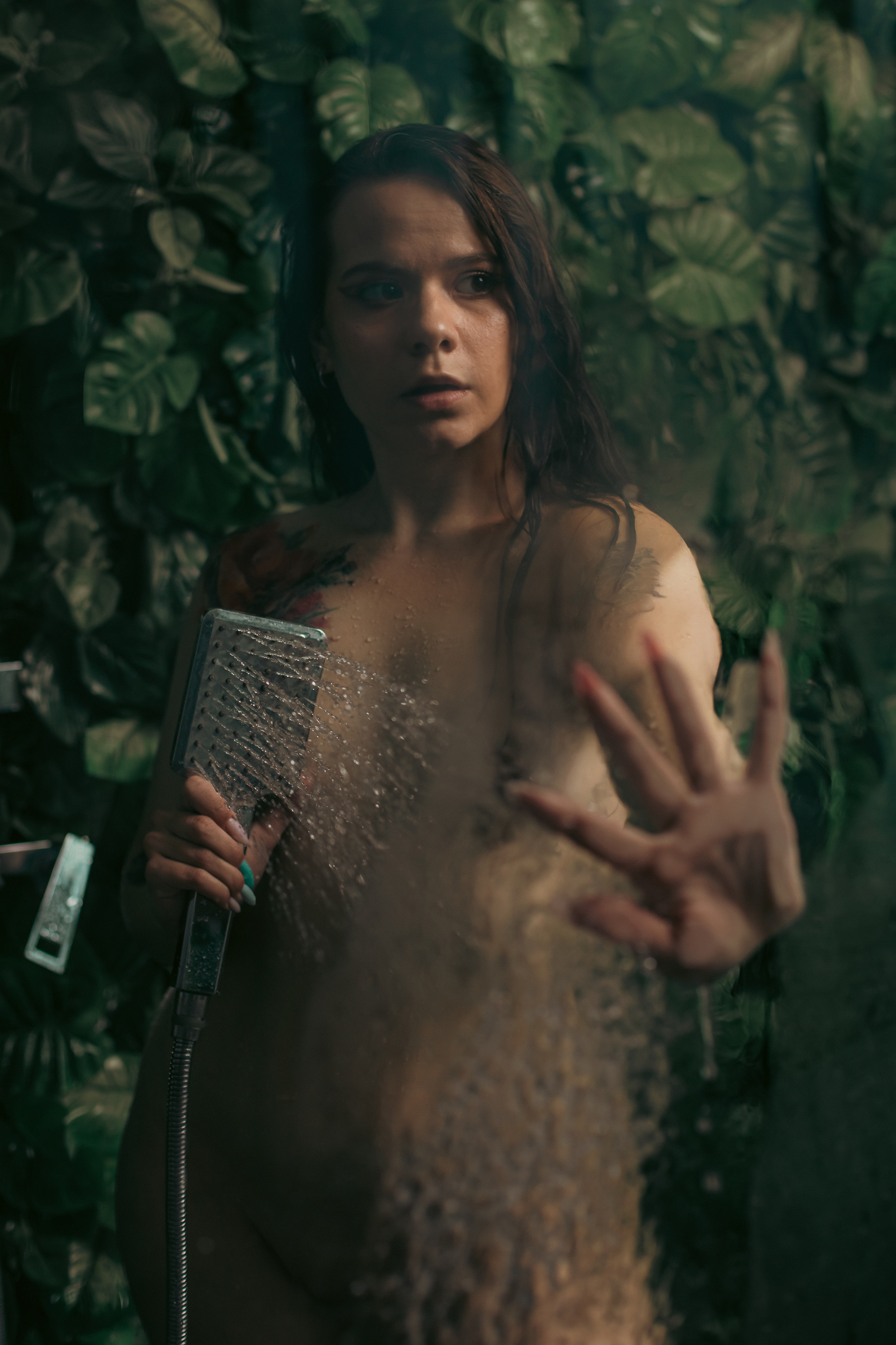 Ню-фотосессия девушки в душе. студия Tick