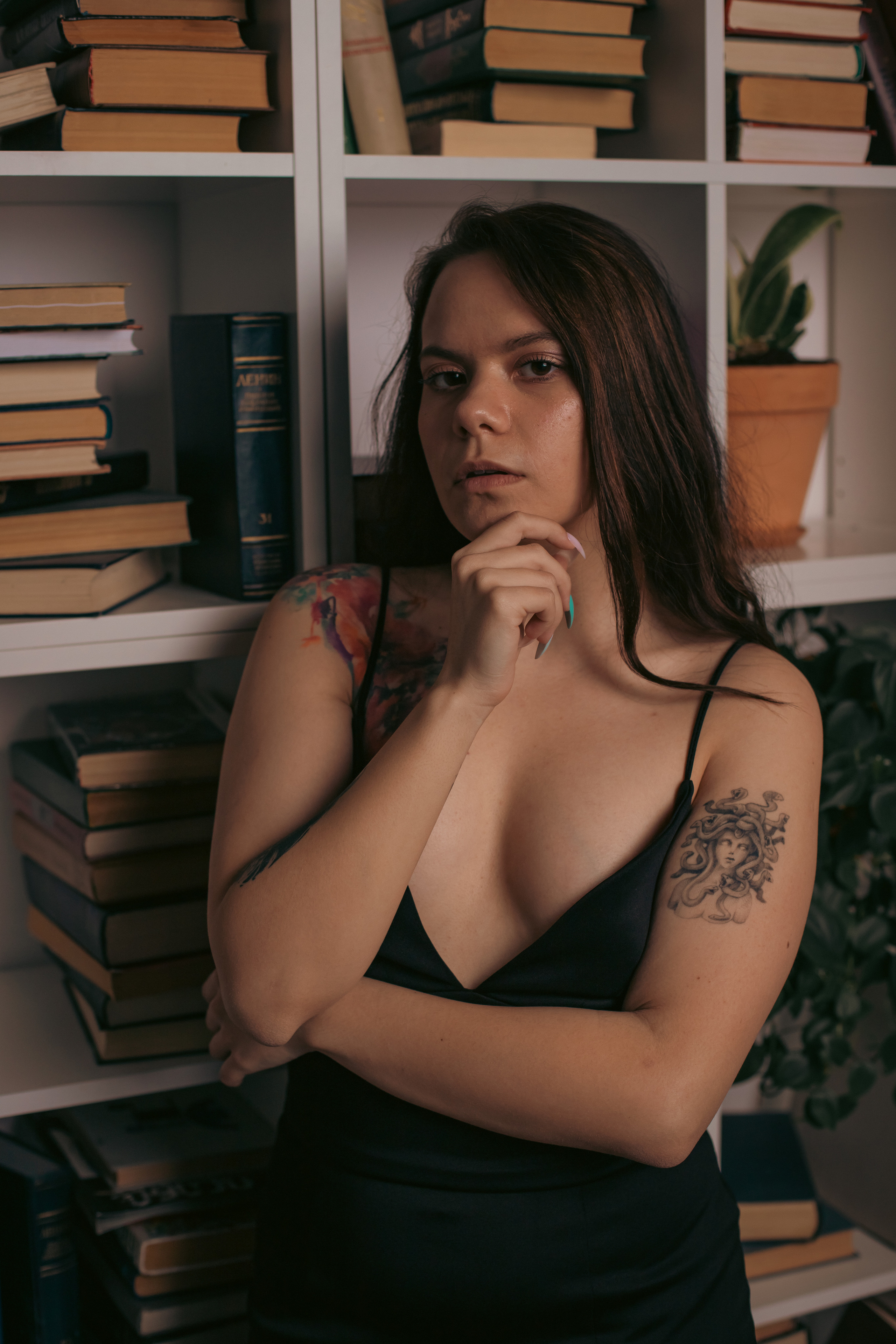 Фотосессия в студии Tick. Женский фотограф, женская фотосессия, фотосессия девушки в черном платье. Фотограф Томин Дмитрий