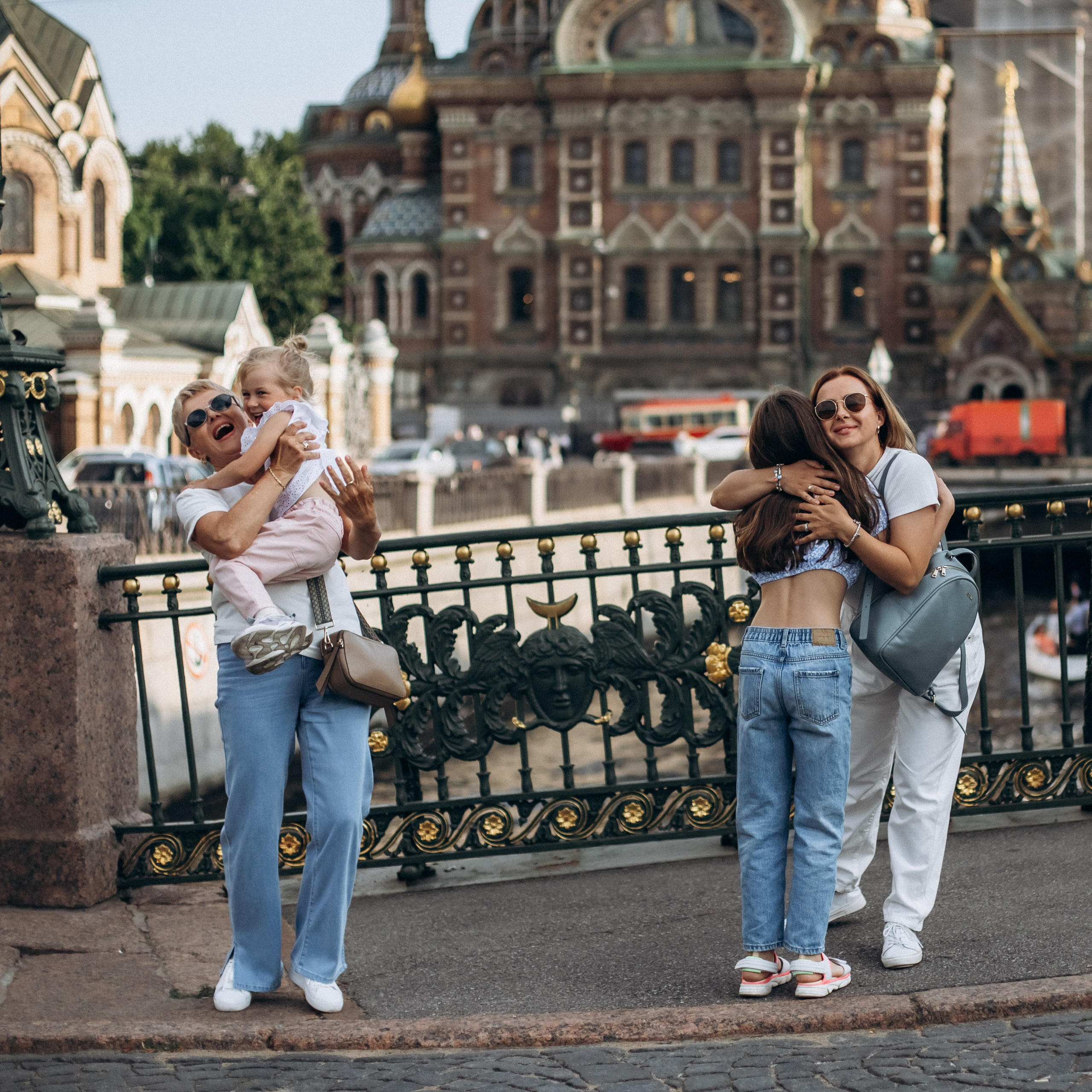 Дарья с семьей в июне. Фотопрогулка в Петербурге. Индивидуальный и семейный фотограф в Санкт-Петербурге