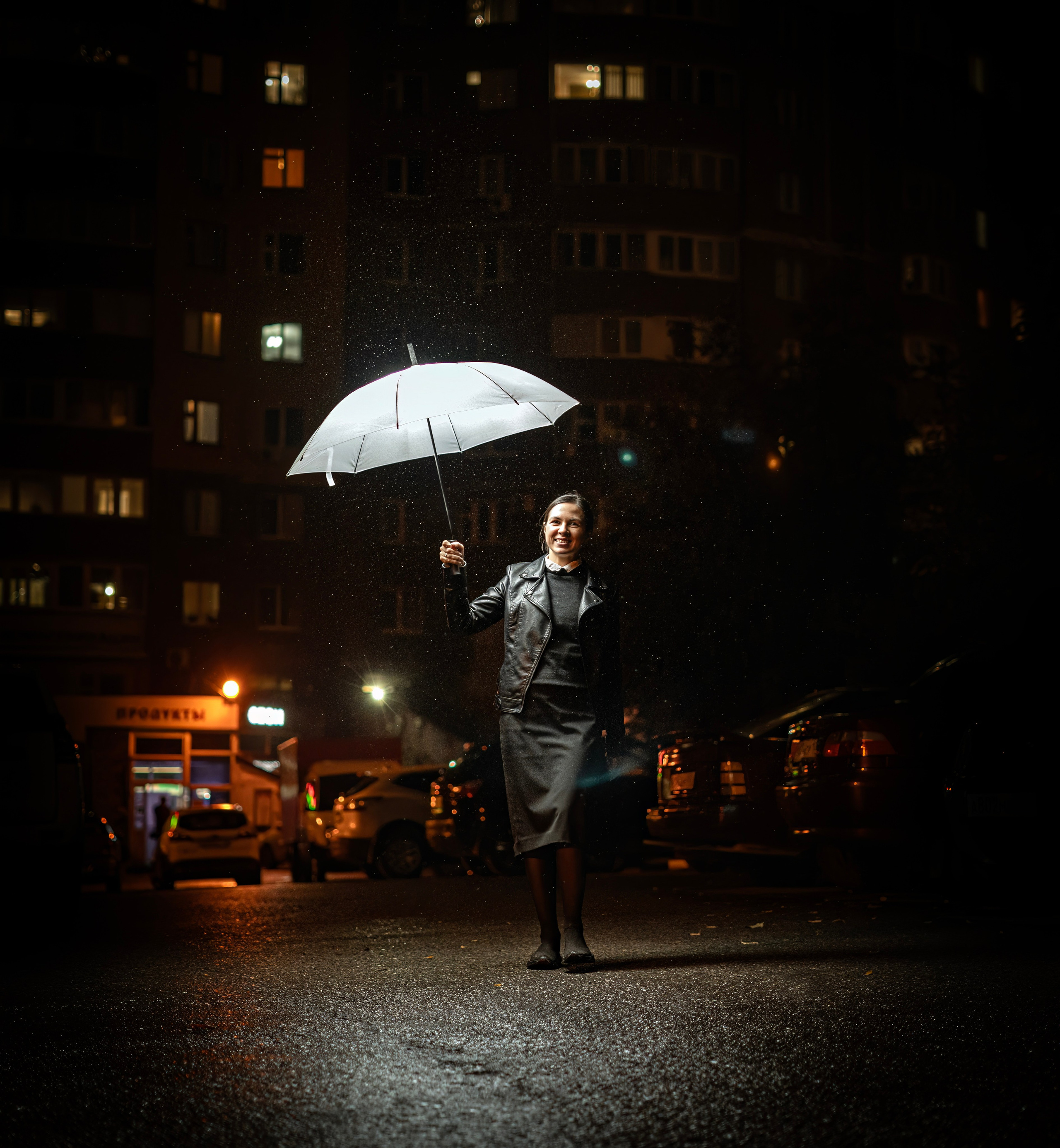 Ночное креативное фото с вспышкой внутри зонта