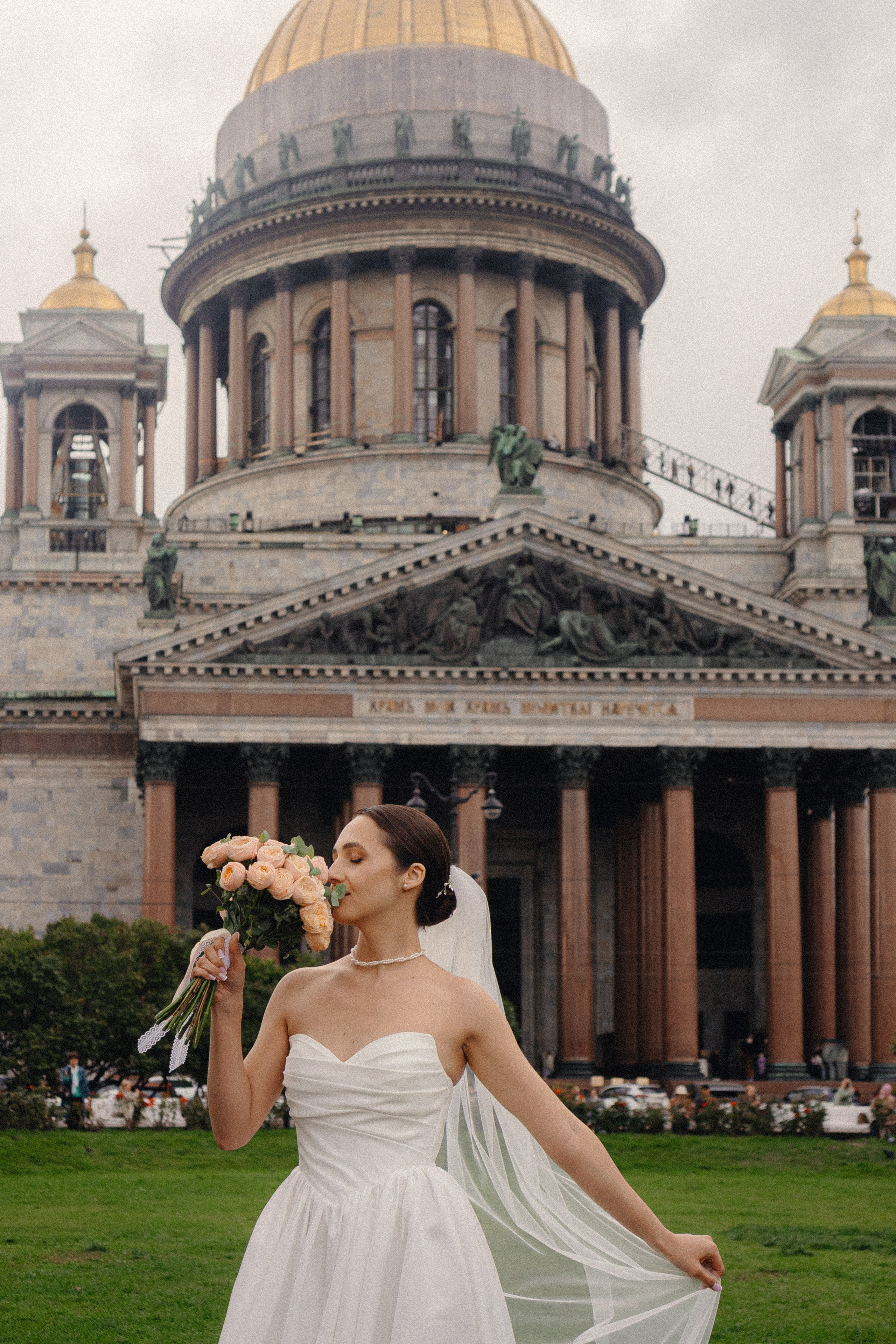 СВАДЕБНАЯ ПРОГУЛКА В САНТК-ПЕТЕРБУРГЕ (ИСАКИЕВСКИЙ СОБОР, ЗИМНЯЯ КАНАВКА, ЭРМИТАЖ И БОЛЬШАЯ МОРСКАЯ УЛИЦА). Профессиональный фотограф, Санкт-Петербург — Виктория Богомолова