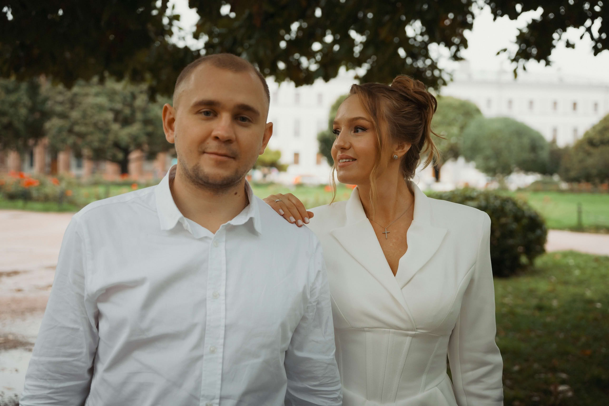 Молодожёны во время свадебной прогулки в парке Санкт-Петербурга