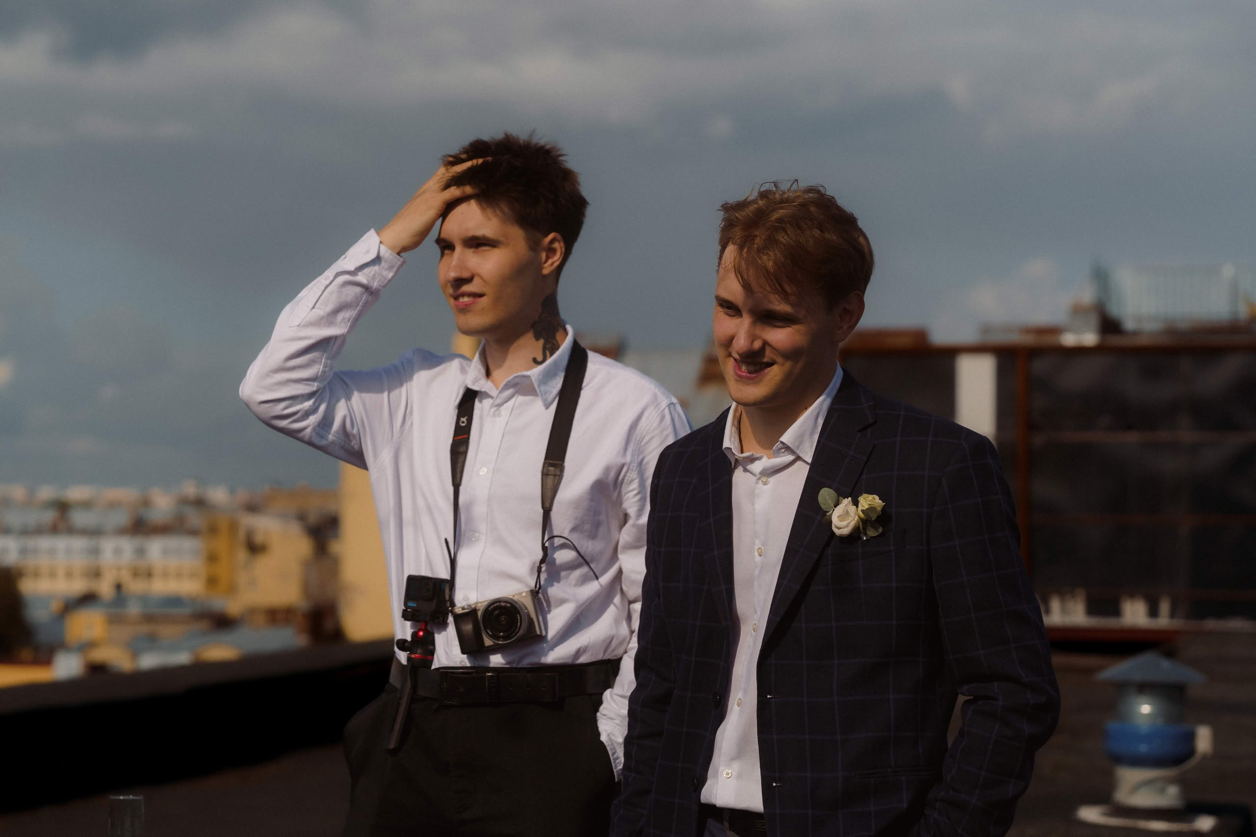 Два гостя свадьбы на руфтопе Event Rest в Петербурге