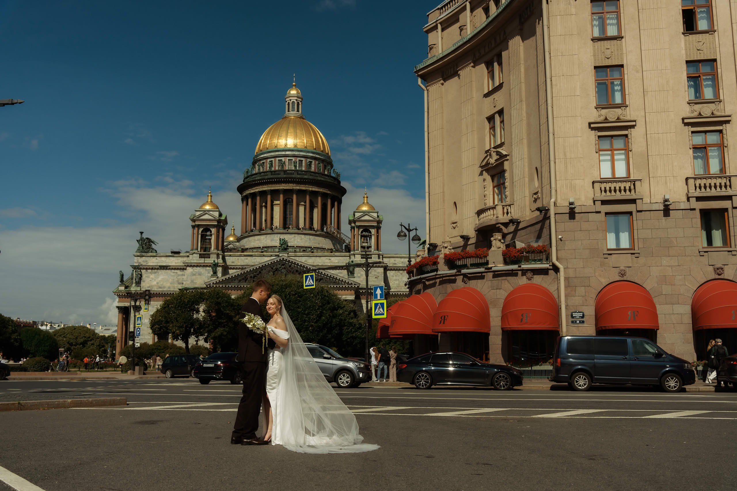 Свадебная фотосессия в Санкт-Петербурге — Академия Штиглица и Исаакиевский собор