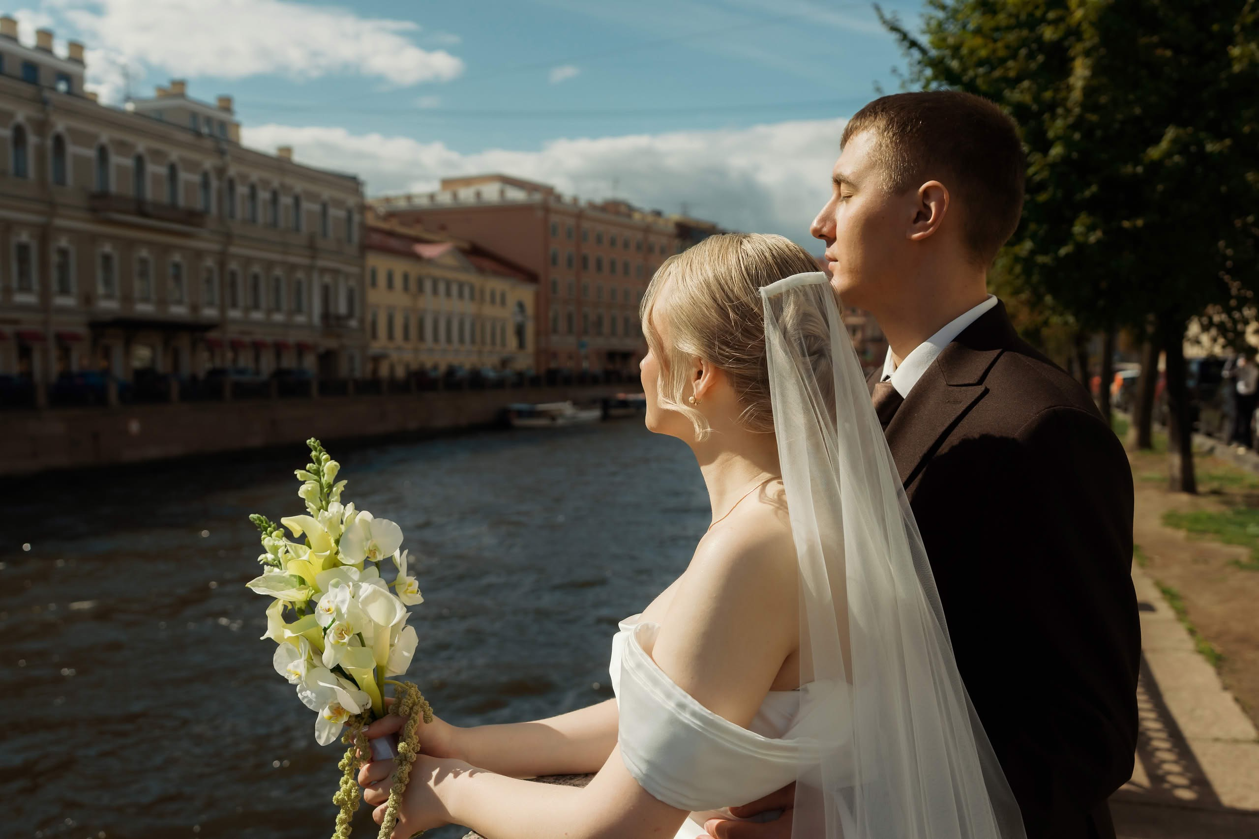 Свадебная фотосессия в Санкт-Петербурге — Академия Штиглица и Исаакиевский собор