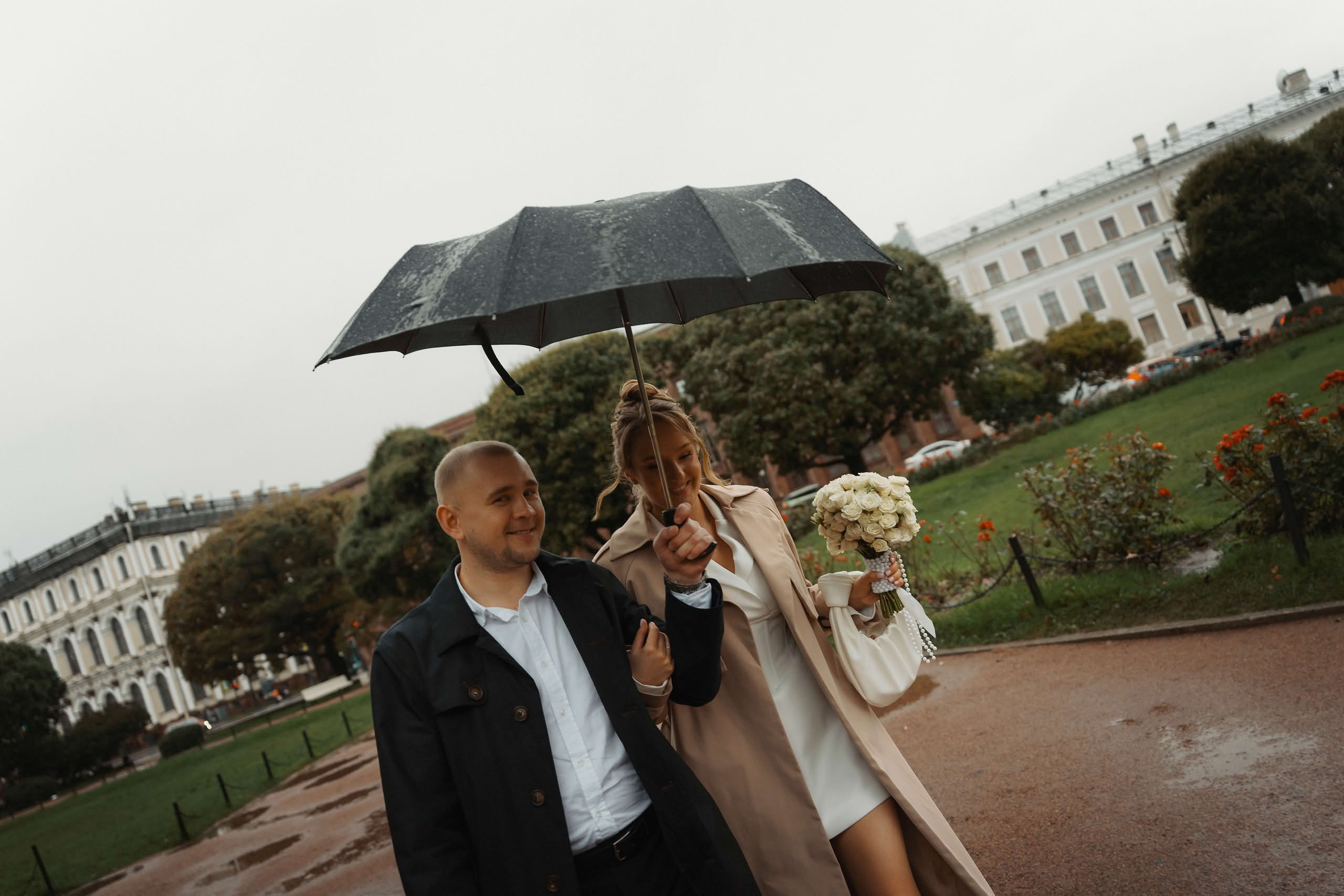 Молодожёны под зонтом на Исаакиевской площади