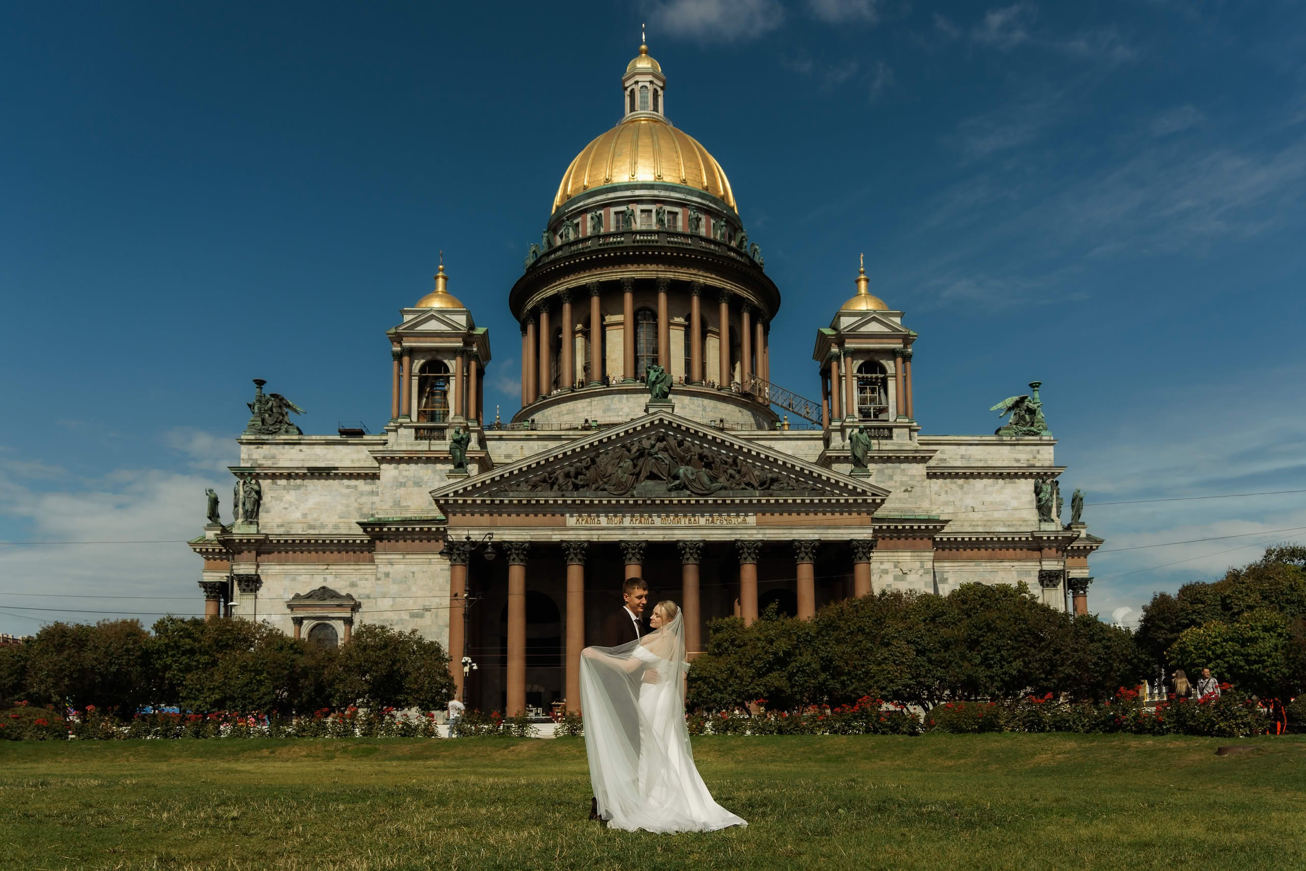 Свадебная фотосессия в Санкт-Петербурге — Академия Штиглица и Исаакиевский собор