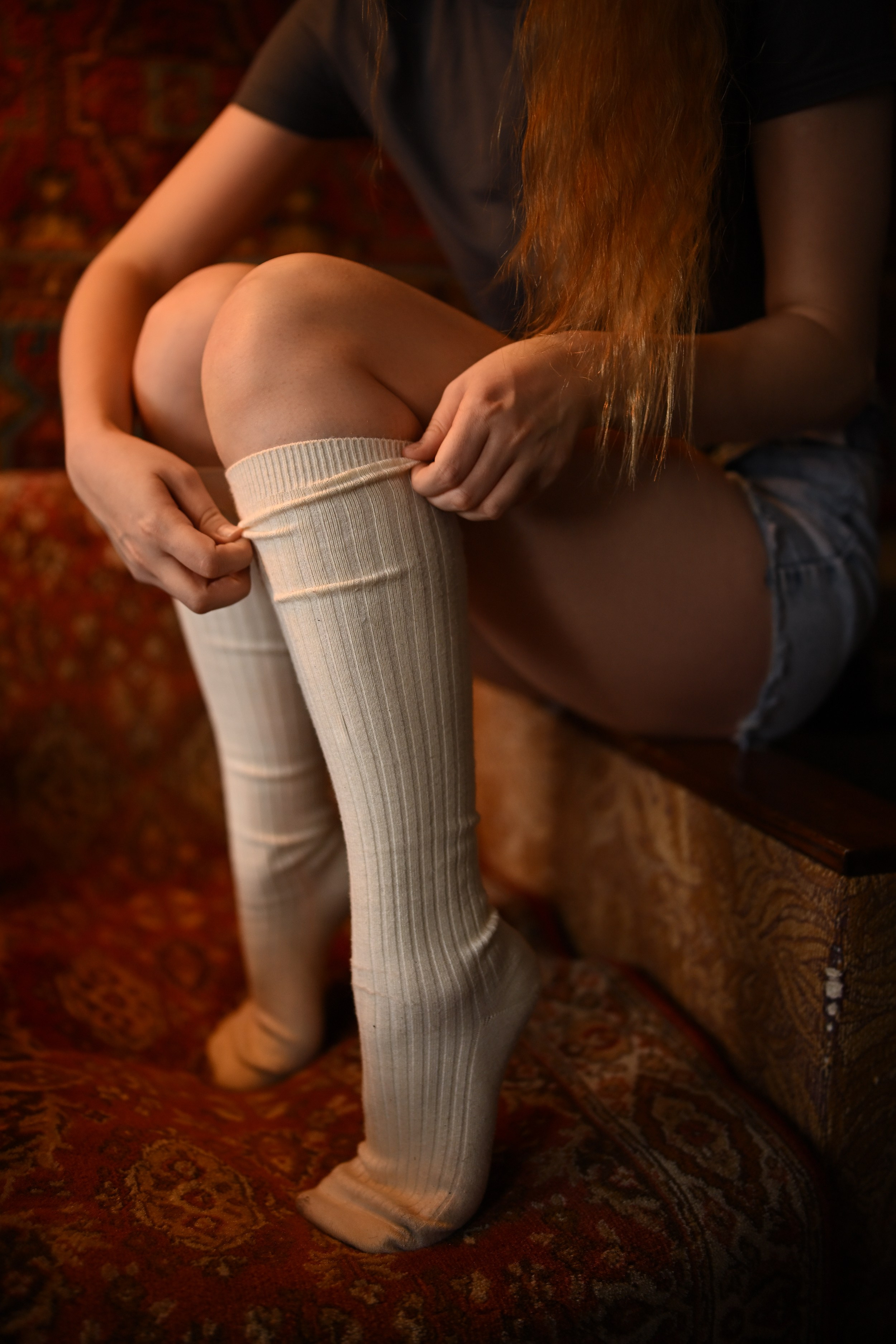 Художественная женская съёмка в ретро-квартире, где каждая деталь передаёт дух эпохи