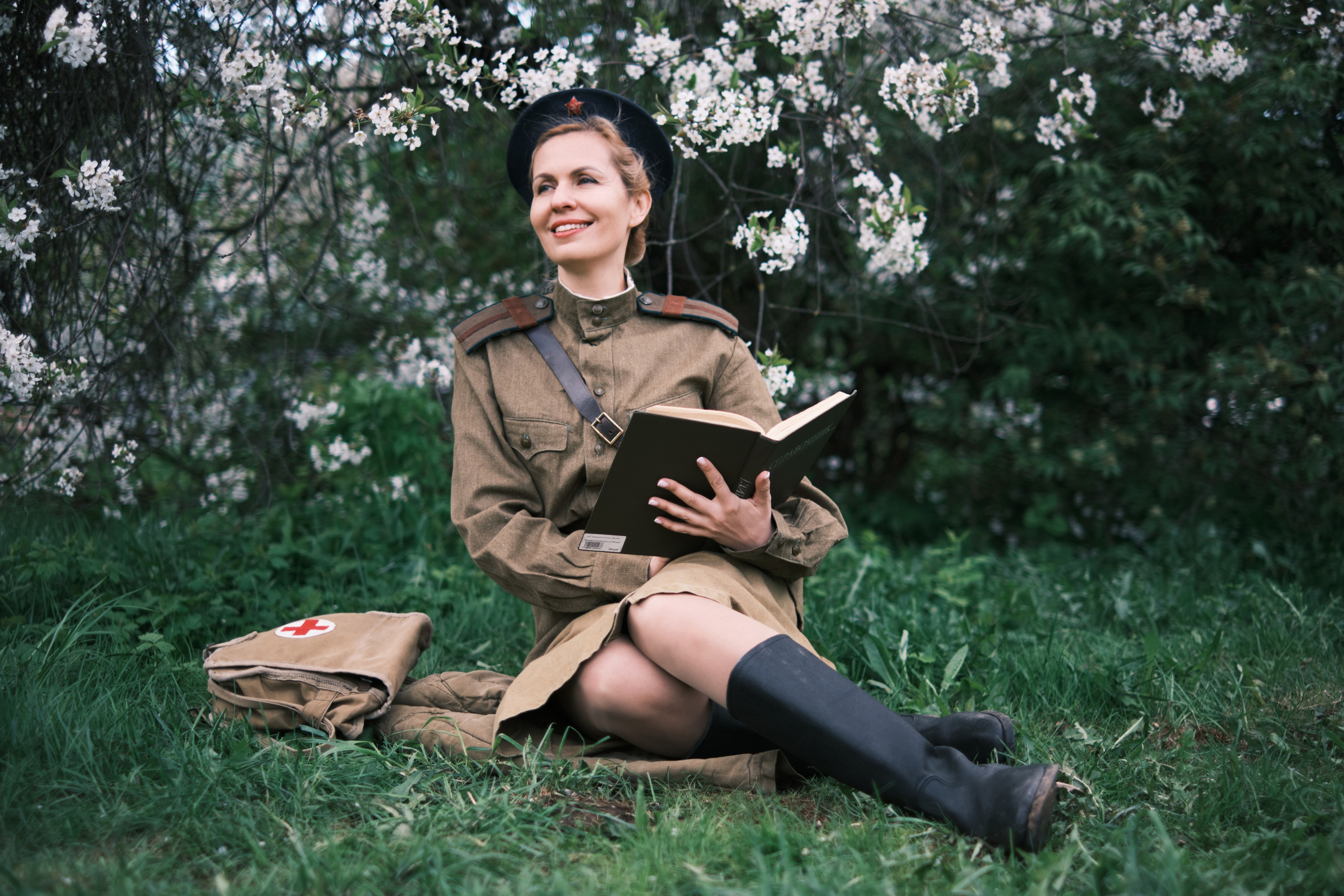 Мужчина в военной форме читает книгу