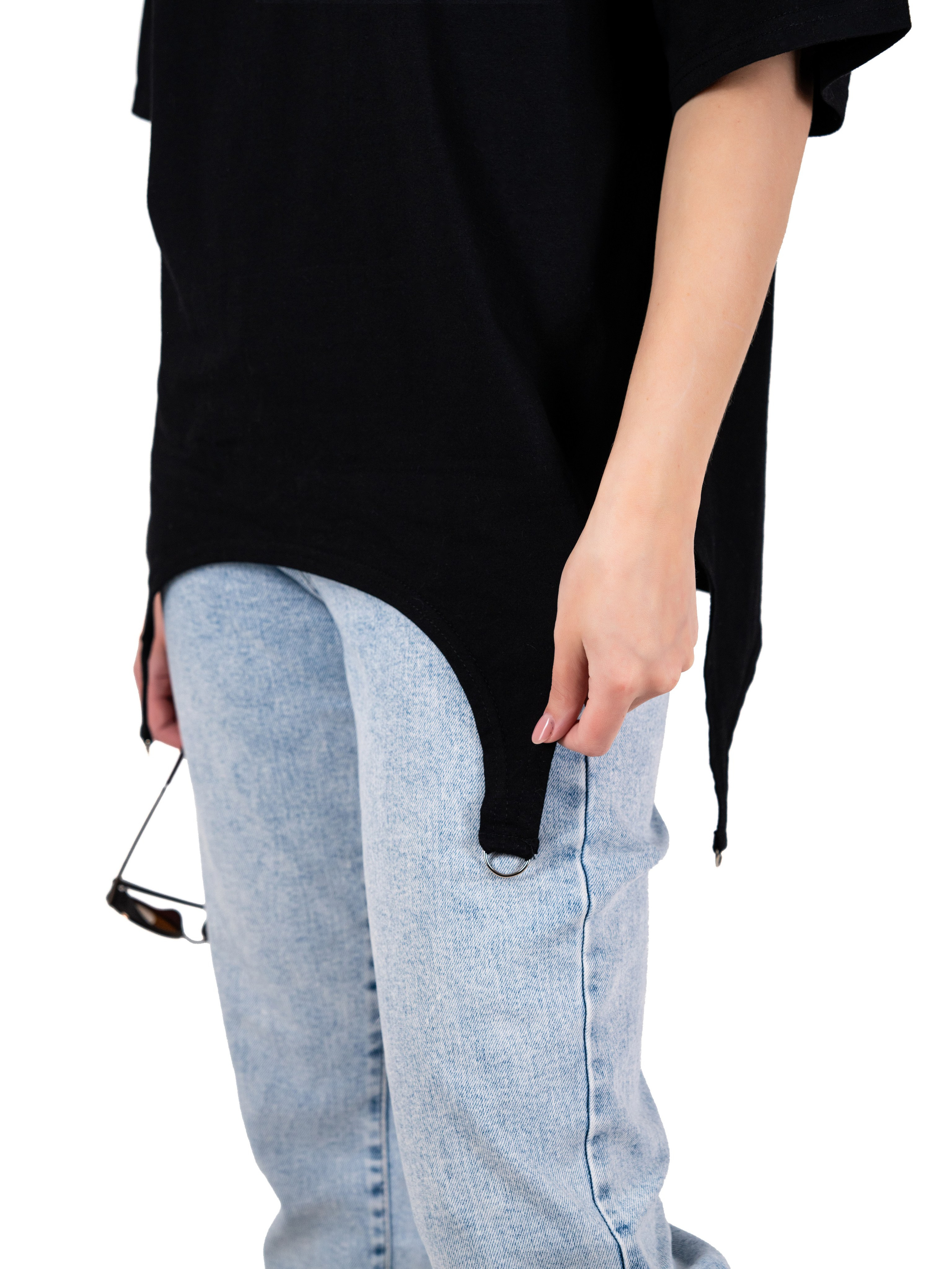 Футболка стиля Oversize, модельная съемка с нанесением инфографики. Олейник Денис — предметный фотограф, фотограф для маркетплейсов в Казани