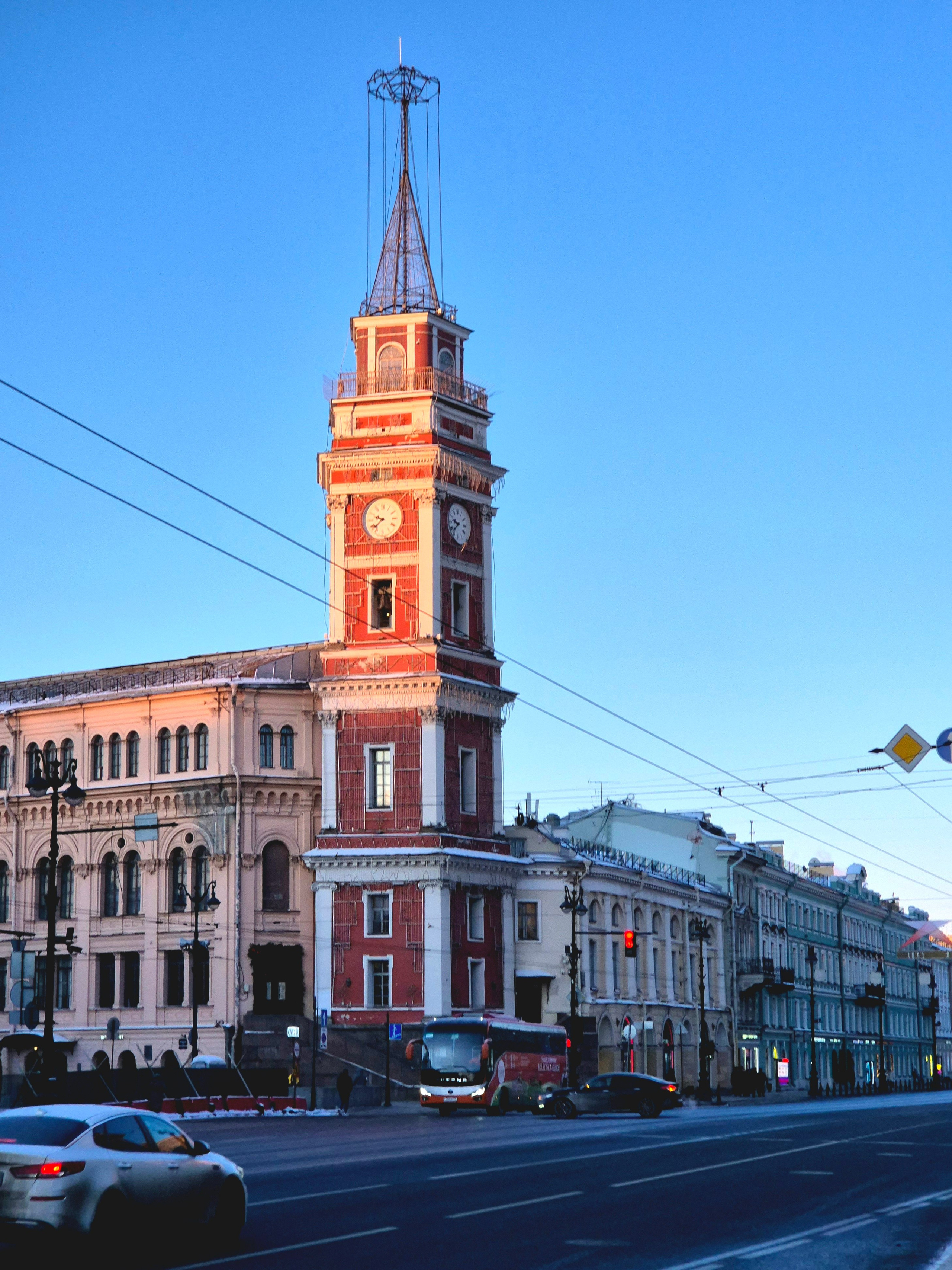 Солнышко только встает, но как это всегда со мной бывает - опять для меня включили солнце в городе на Неве