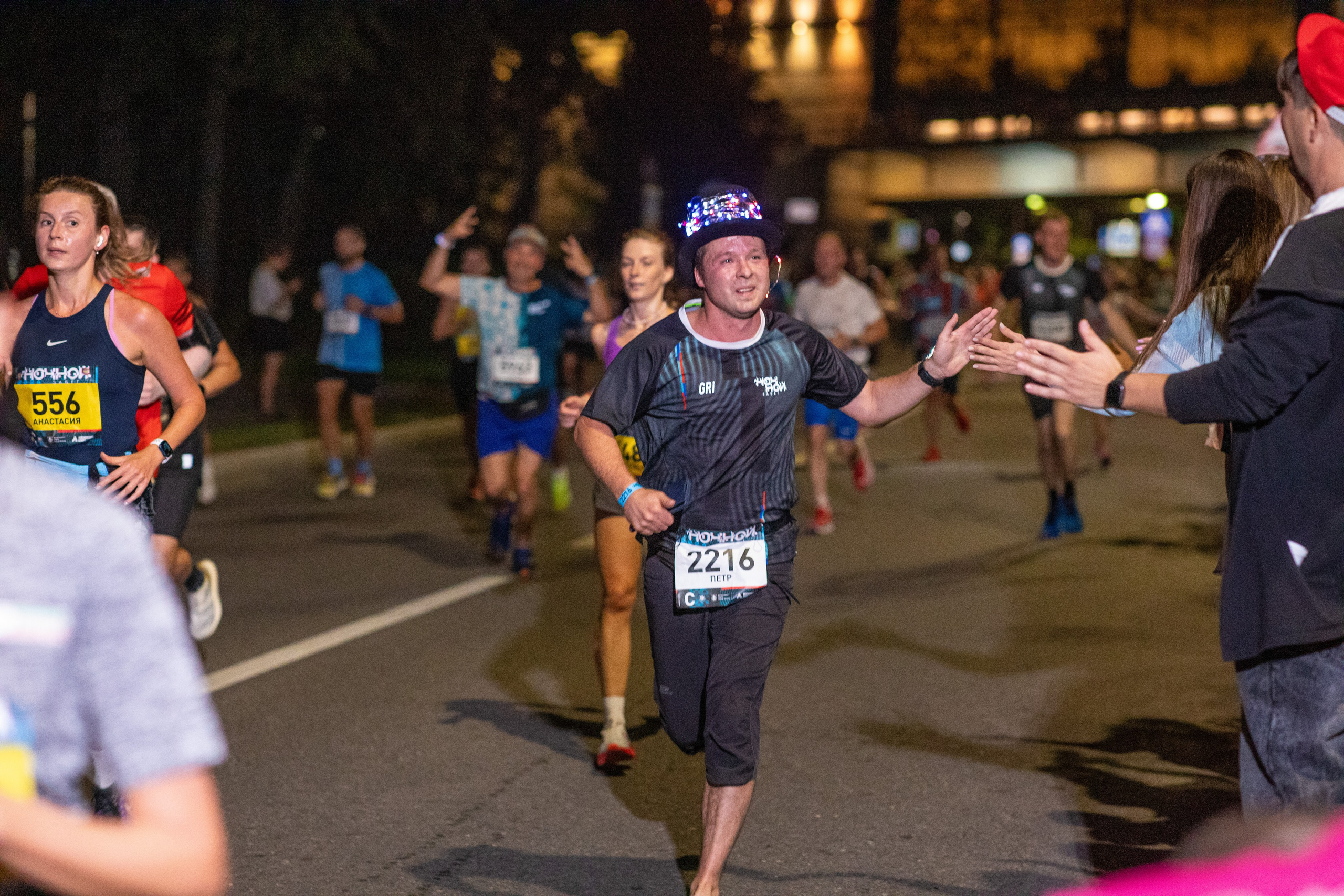 Ночной забег в ленте фотографий бегунов 03.08.24. Фотограф Сергей Ловкий