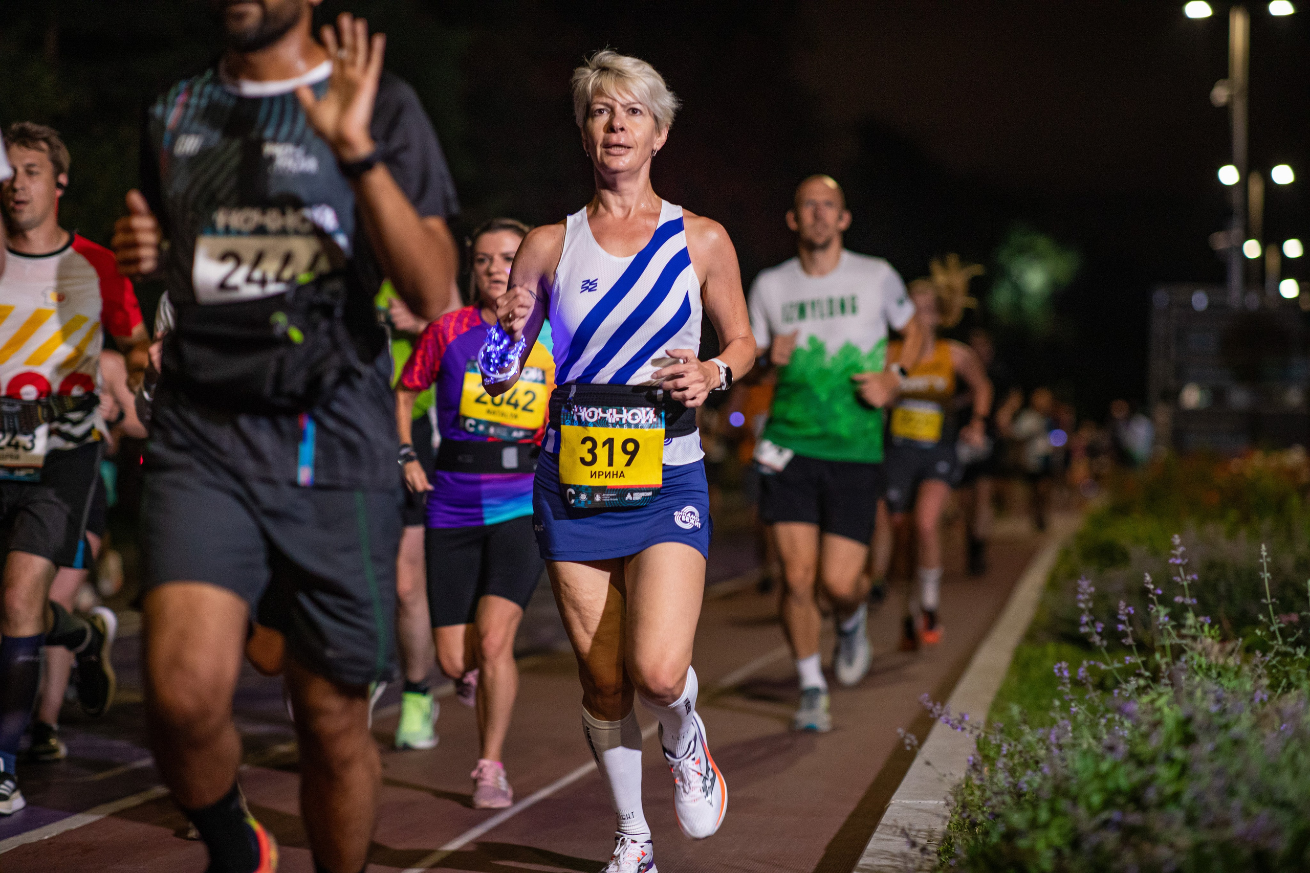 Ночной забег в ленте фотографий бегунов 03.08.24. Фотограф Сергей Ловкий