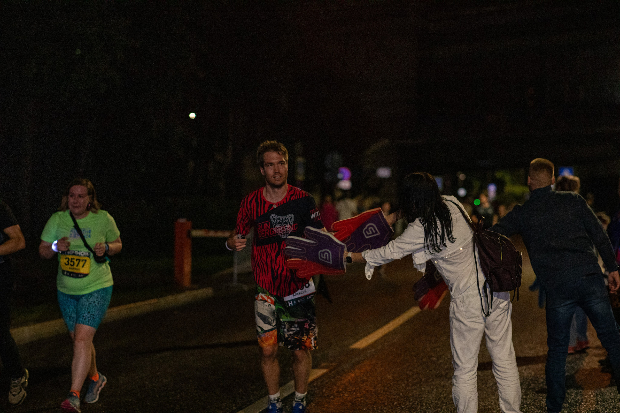 Ночной забег в ленте фотографий бегунов 03.08.24. Фотограф Сергей Ловкий
