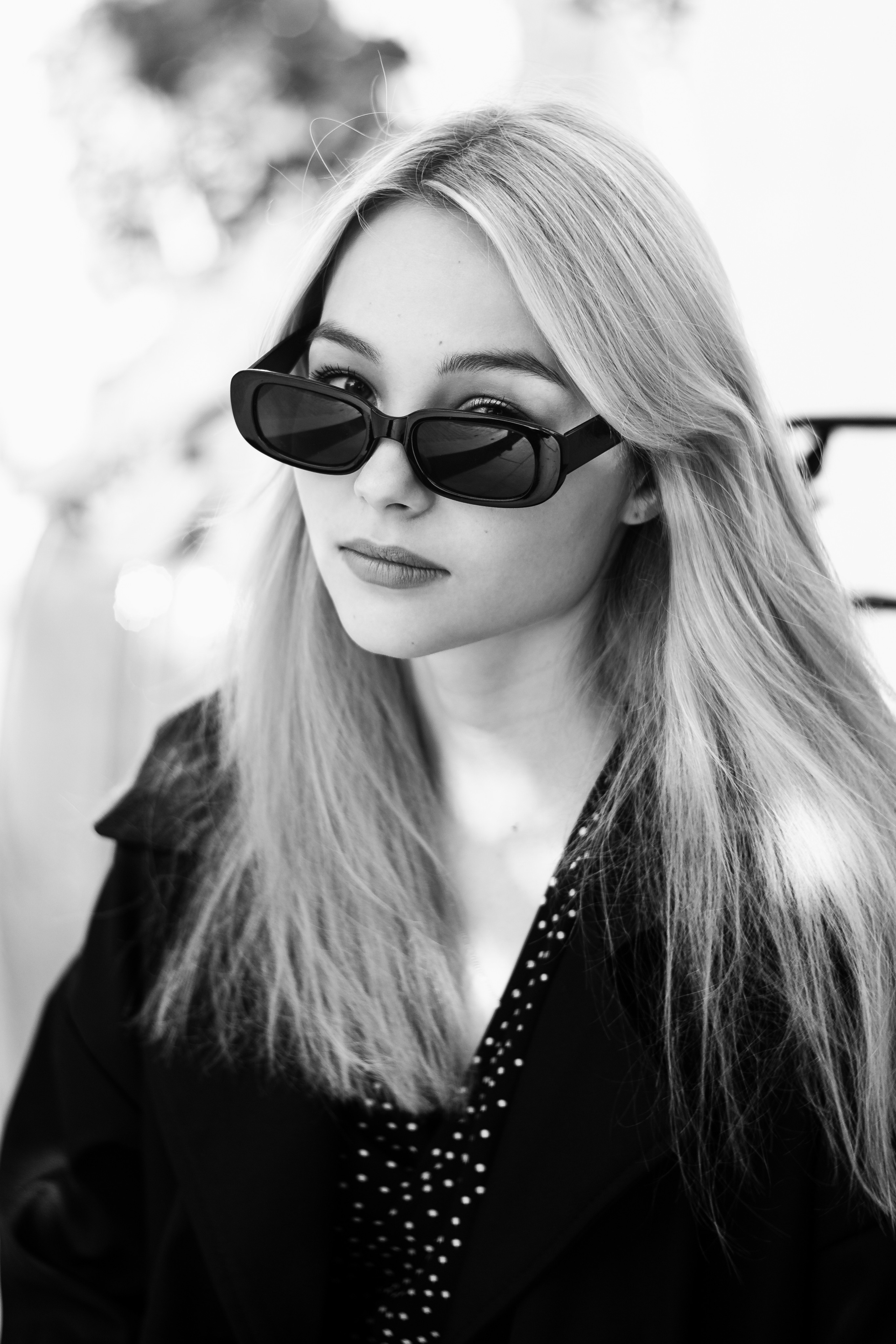 черно белая фотография знаменитости при ярком солнечном свете с эффектом драматургии 