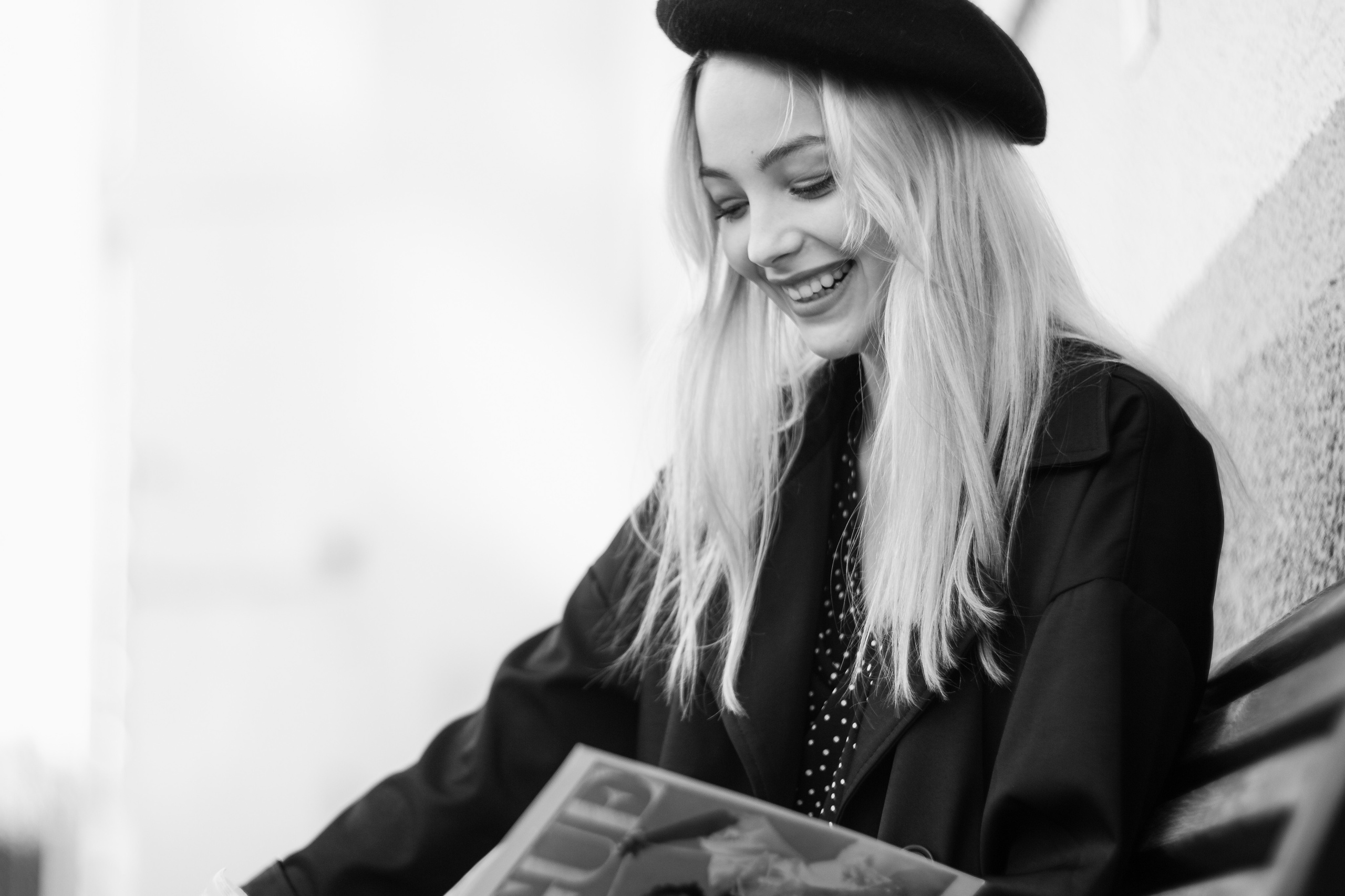 черно белая фотография знаменитости при ярком солнечном свете с эффектом драматургии 