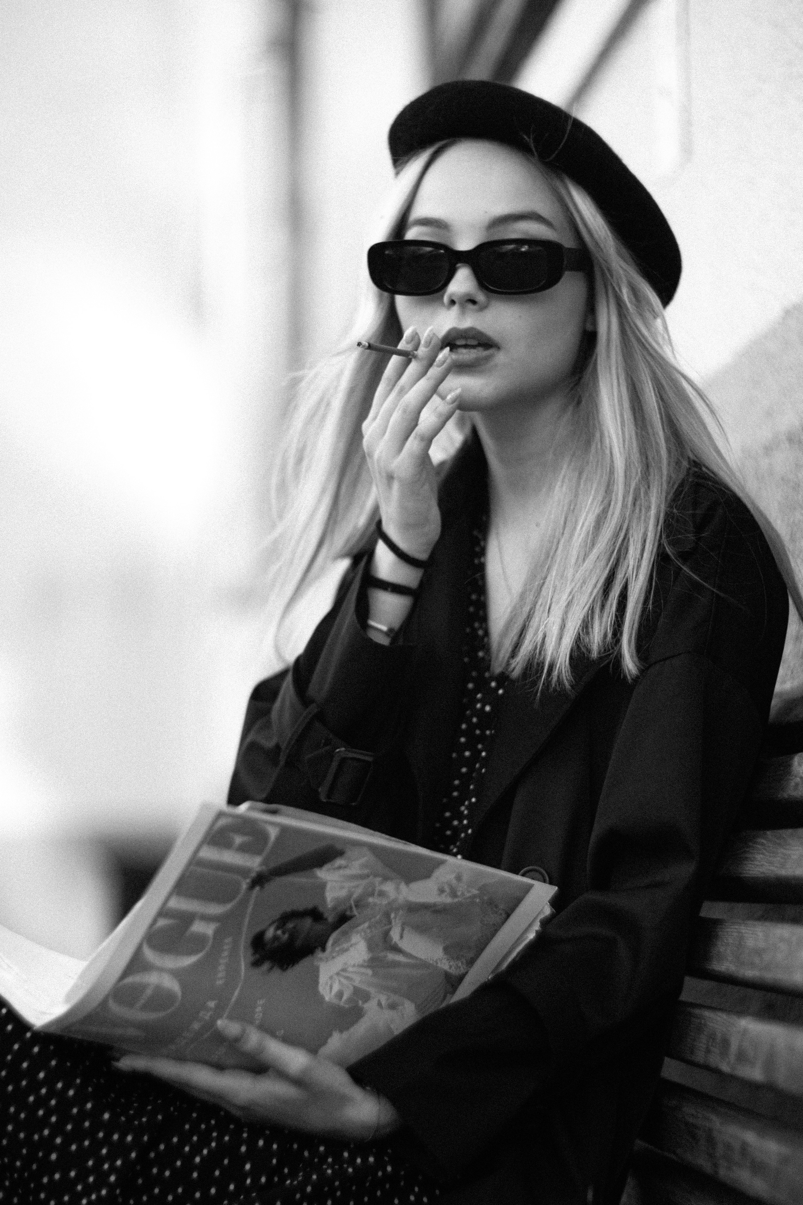 черно белая фотография знаменитости при ярком солнечном свете с эффектом драматургии 