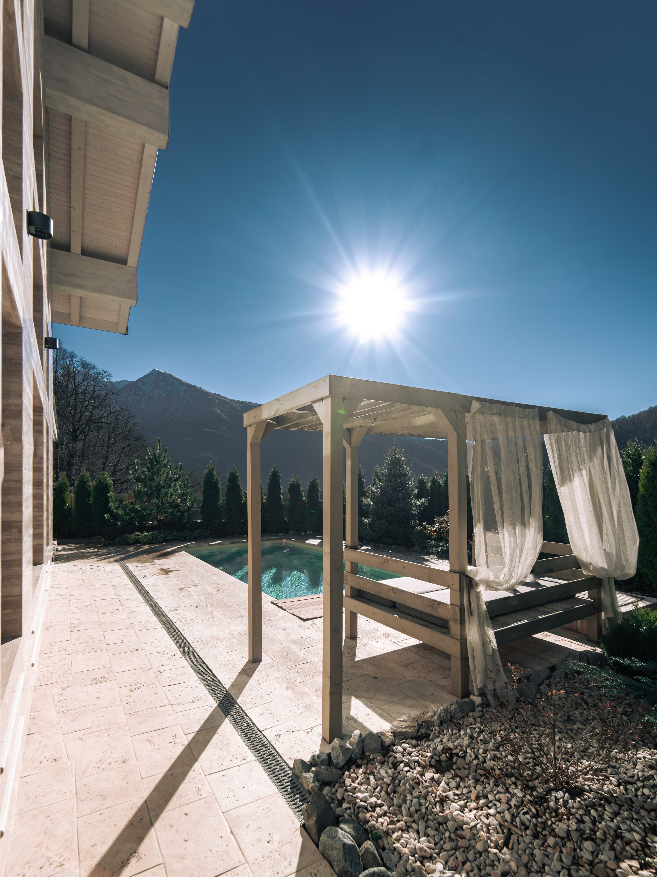 Загородный дом в стиле Шале белый — экстерьер. Репортажный фотограф в Красной Поляне и Сочи Павлюченко Екатерина