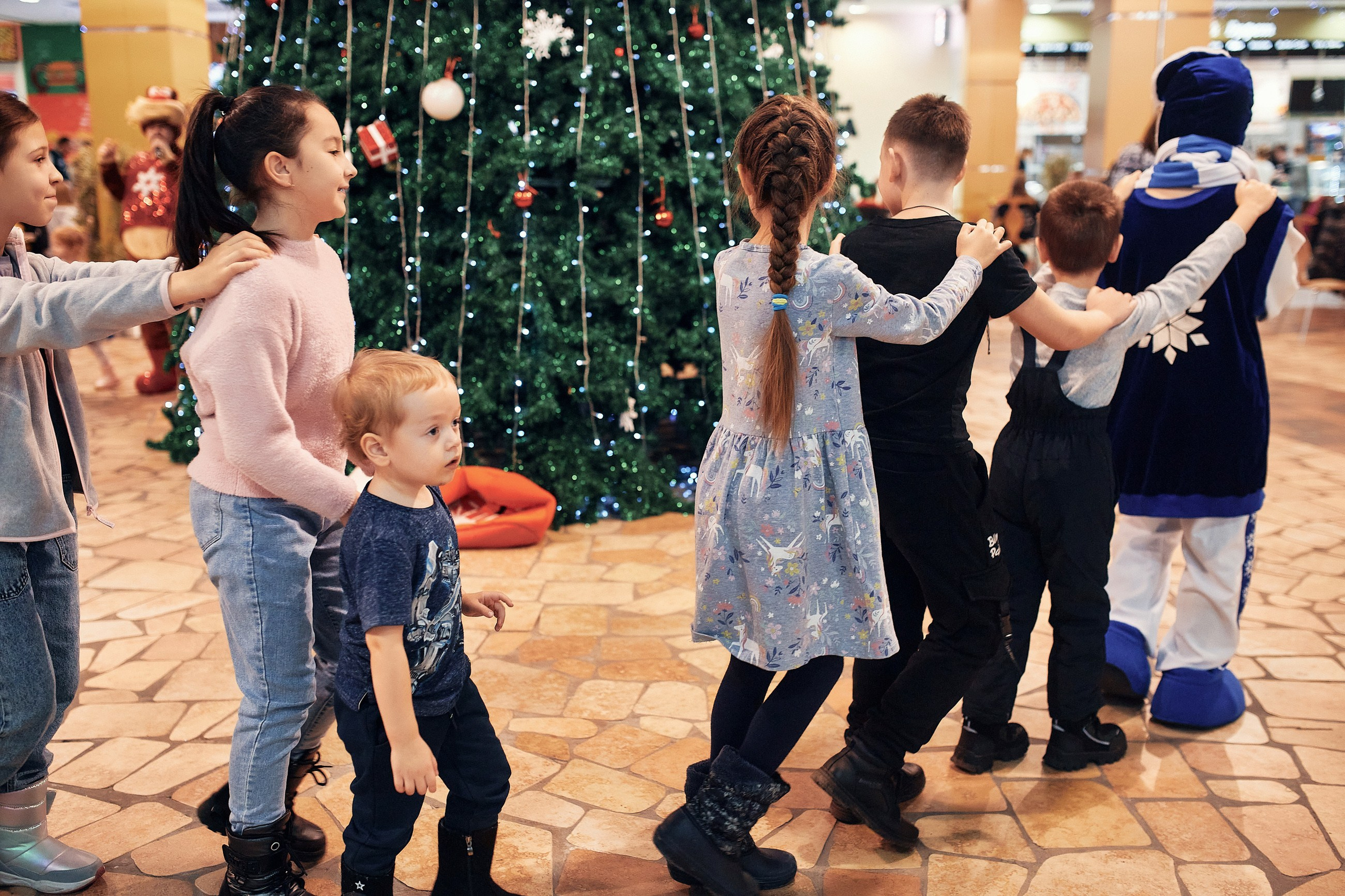 Детский новогодний праздник в ТЦ Июнь. Семейный и репортажной фотограф в Красноярске и Москве Виктор Бабинцев