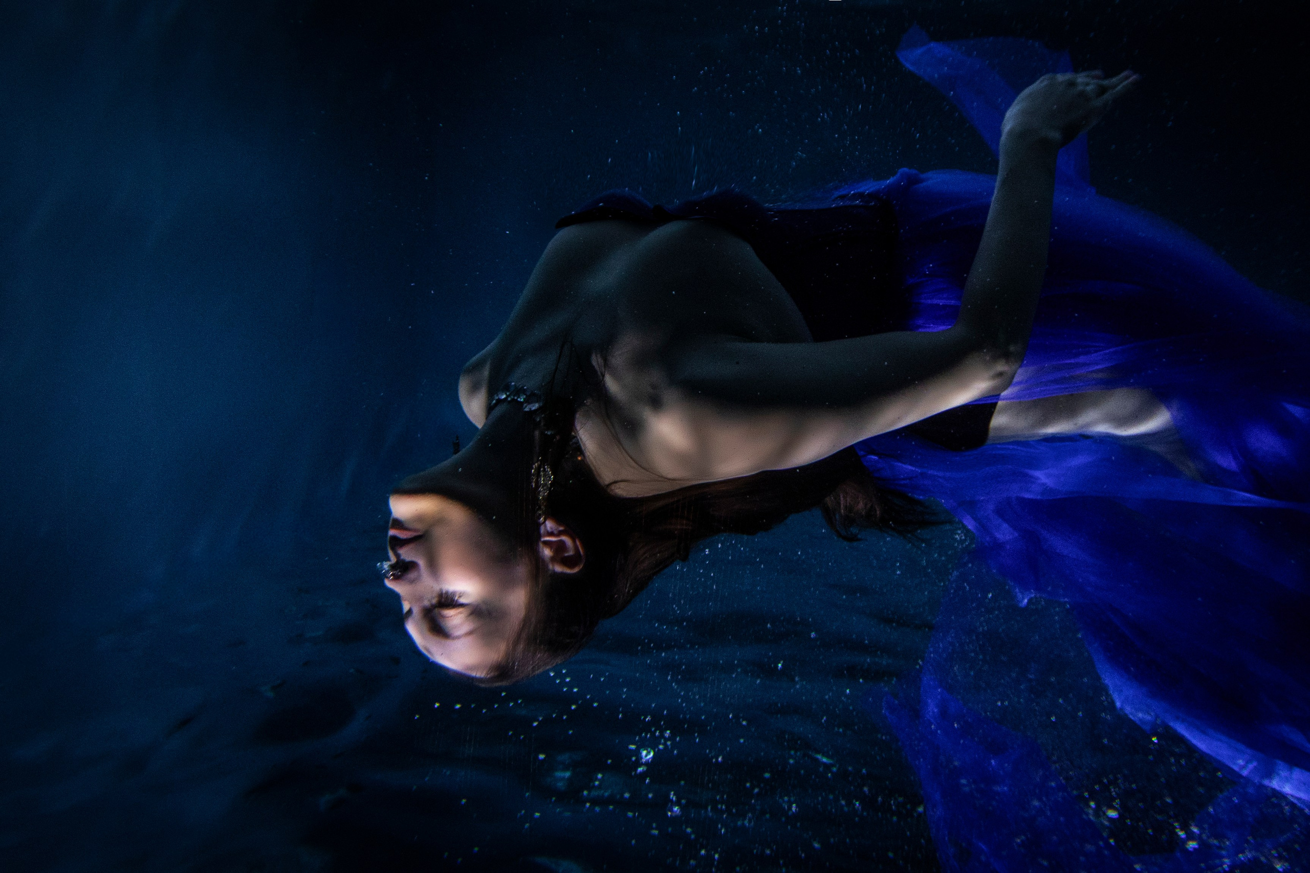 Креативная фотосессия под водой, модель в воздушном платье, движение ткани в воде