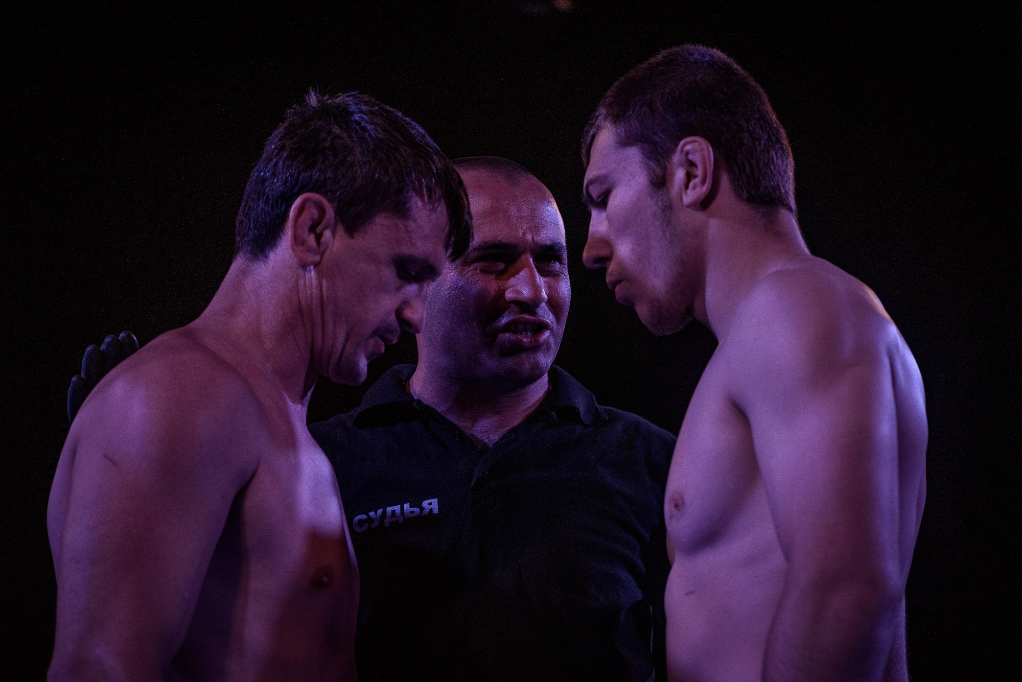 Судья напоминает бойцам правила боя перед началом поединка