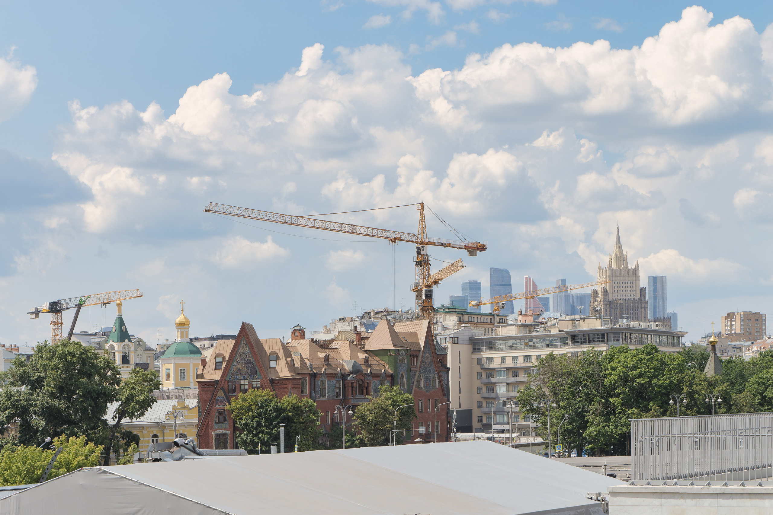 Картинки с острова между Берсеневской и Якиманской набережными Москвы-реки. Фотограф Никифоров-Гордеев Сергей. Москва и МО