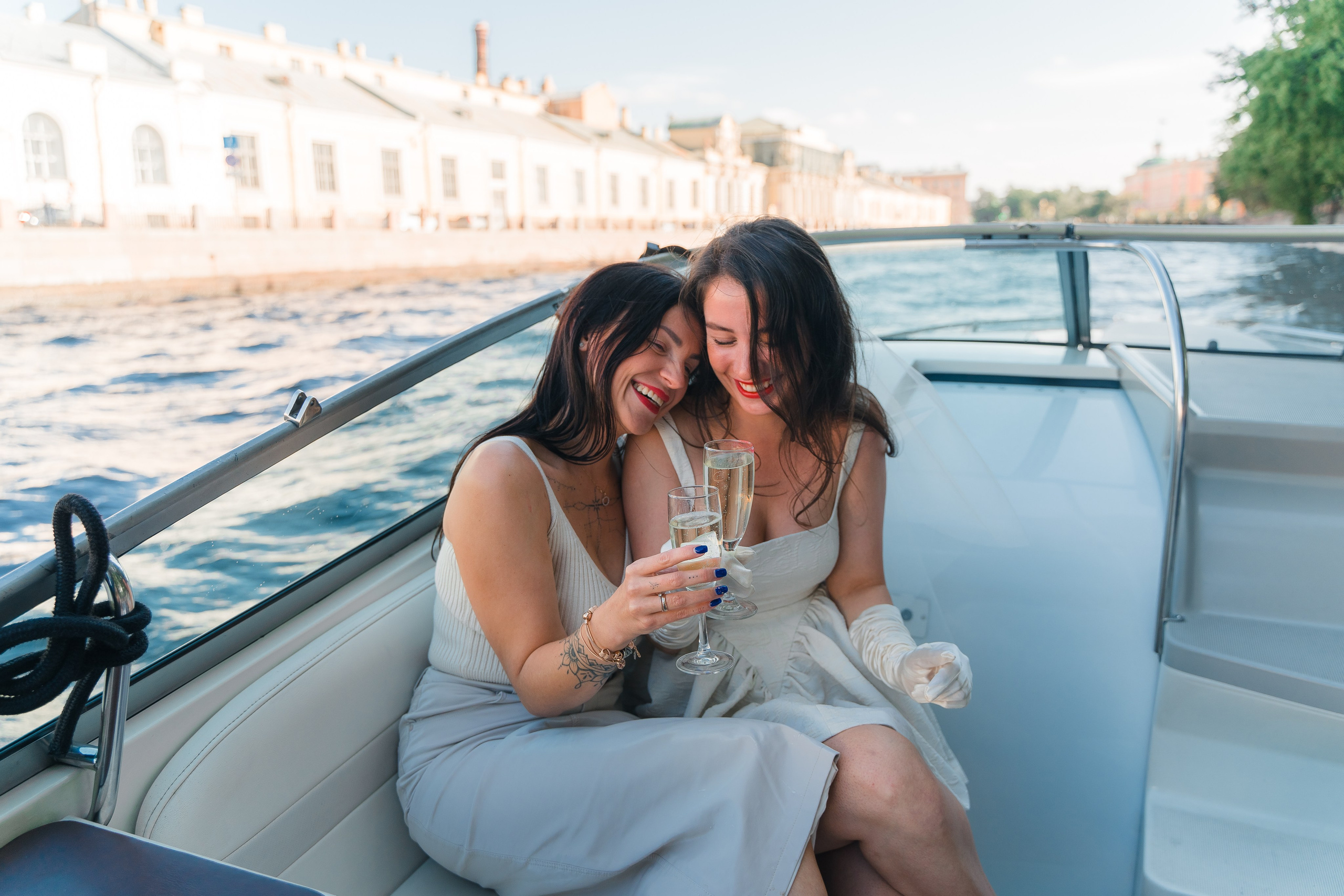 Фотосъемка девичника, встреча девушек, веселые женские портреты