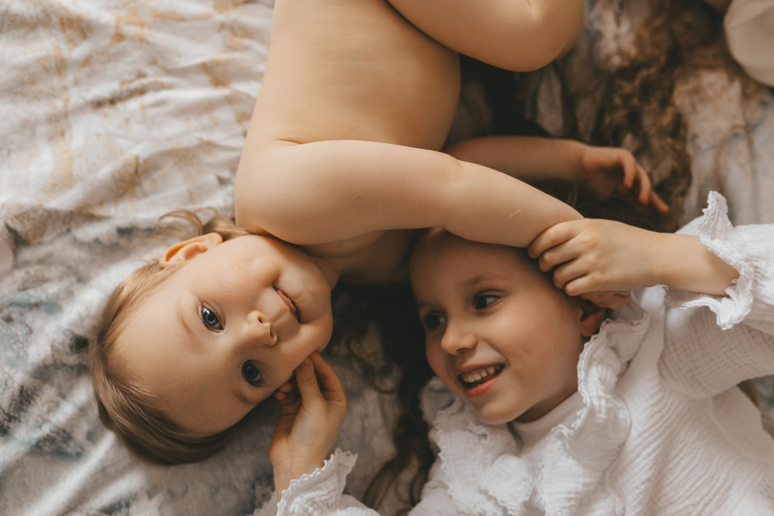 Весенняя домашняя семейная фотосессии мамы с дочками. Семейный и женский фотограф в Москве Надежда Воробьева