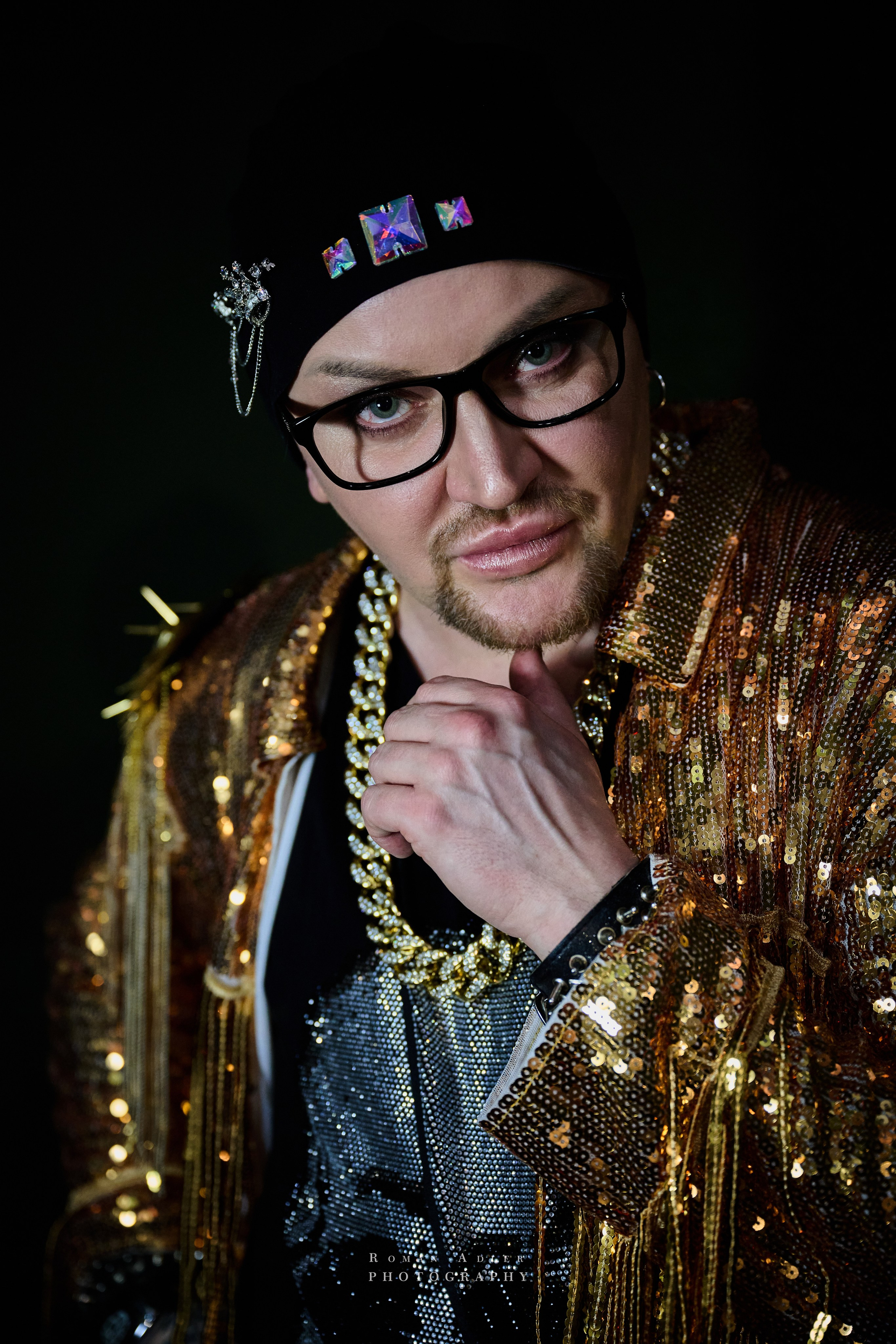 Шоумен Женя Цой. Фотограф Роман Адлер