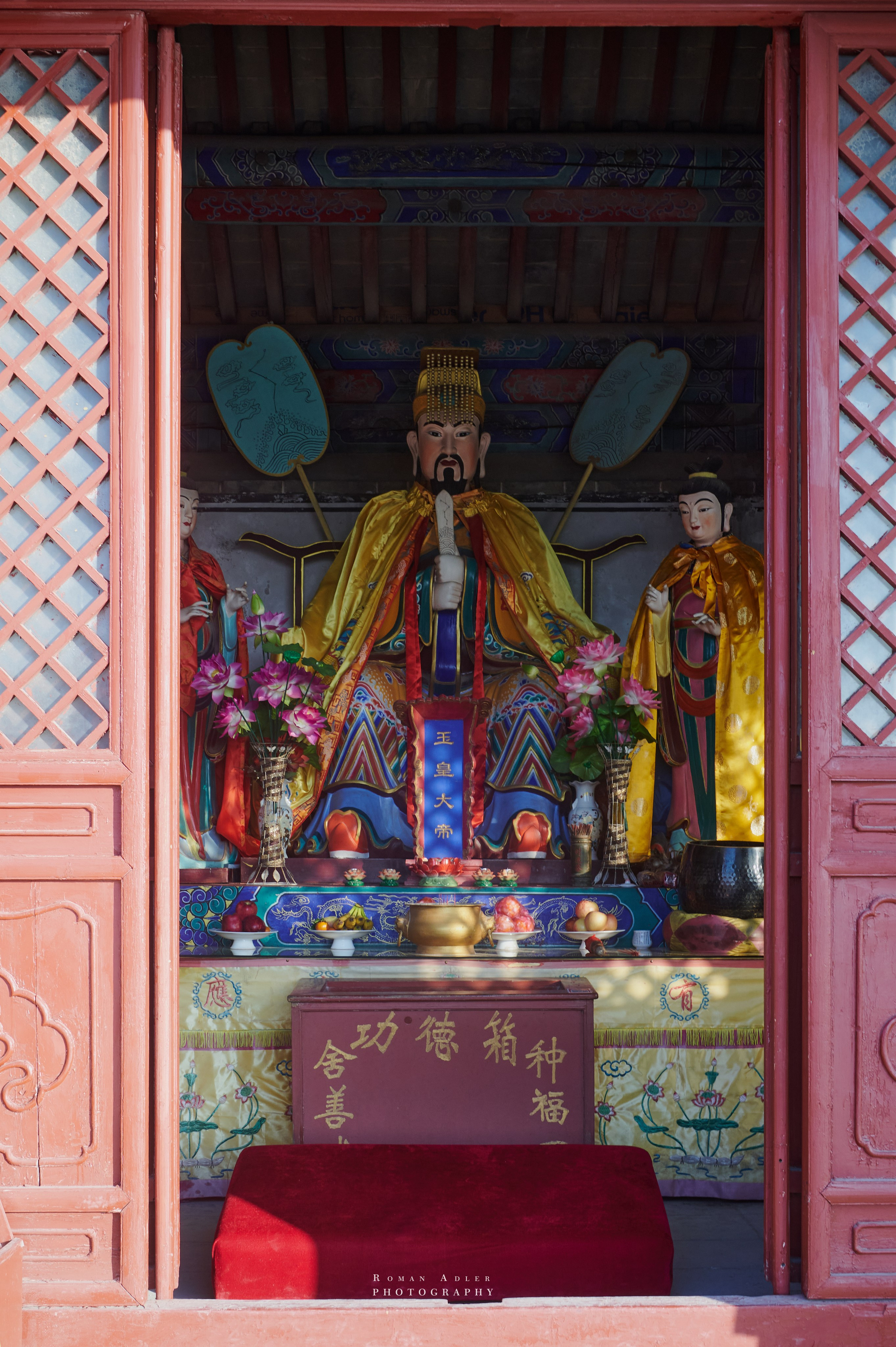 Рассвет на храмовой горе Юнмень. Цинчжоу. Фотограф Роман Адлер