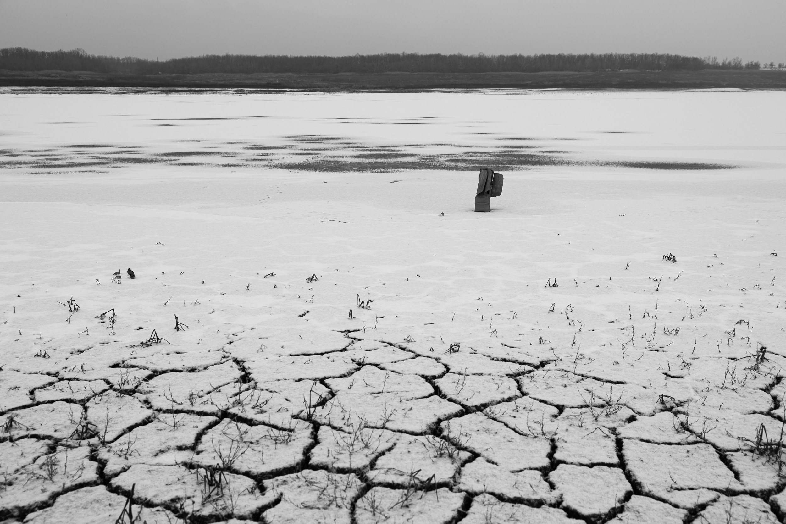 9. Земля. Здесь было водохранилище. Теперь — пересохшая земля, снег, трещины. Воды в домах нет — дают на несколько часов раз в несколько дней. И ракета торчит.