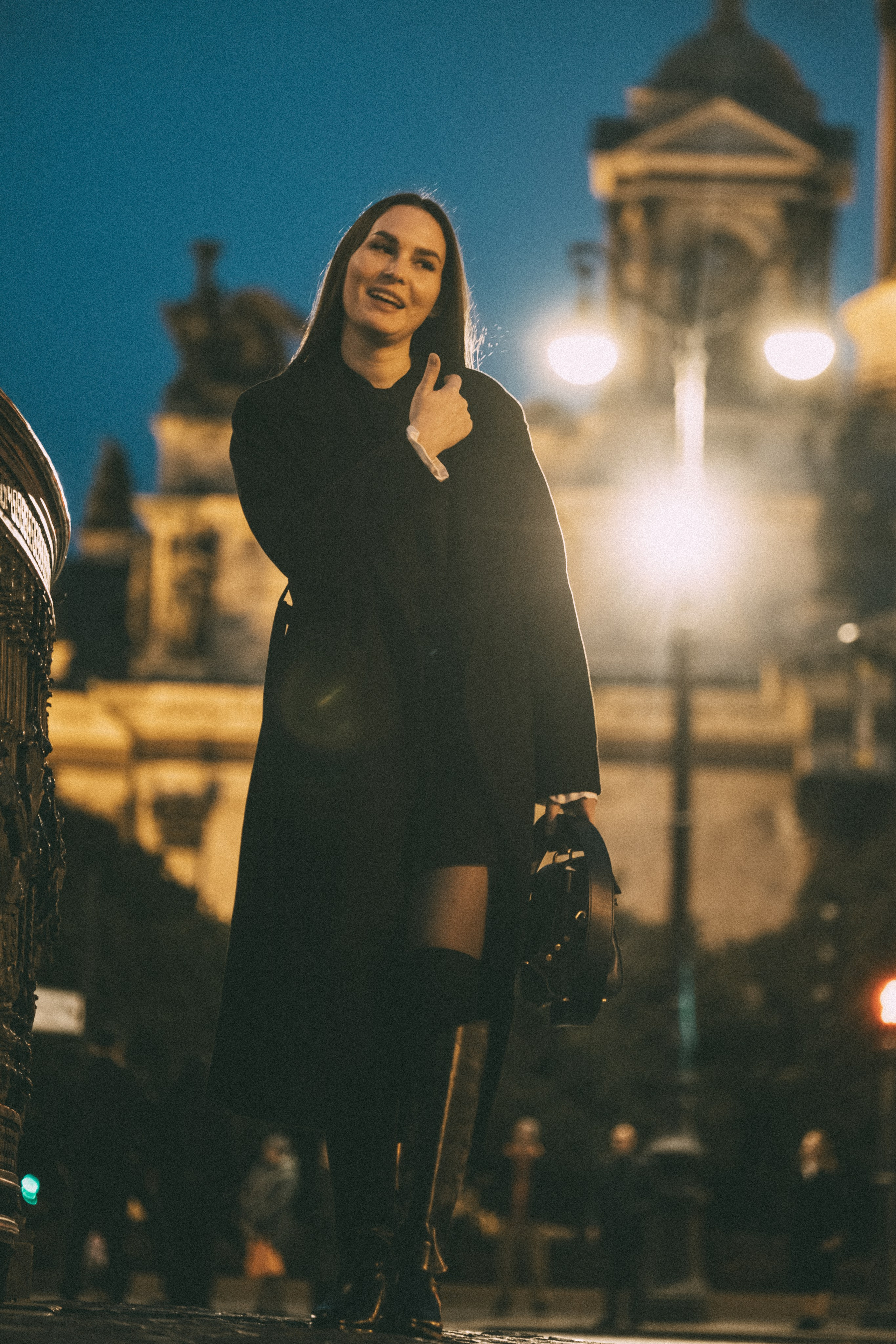 Девушка в ночной фотосъемке возле Исаакиевского собора