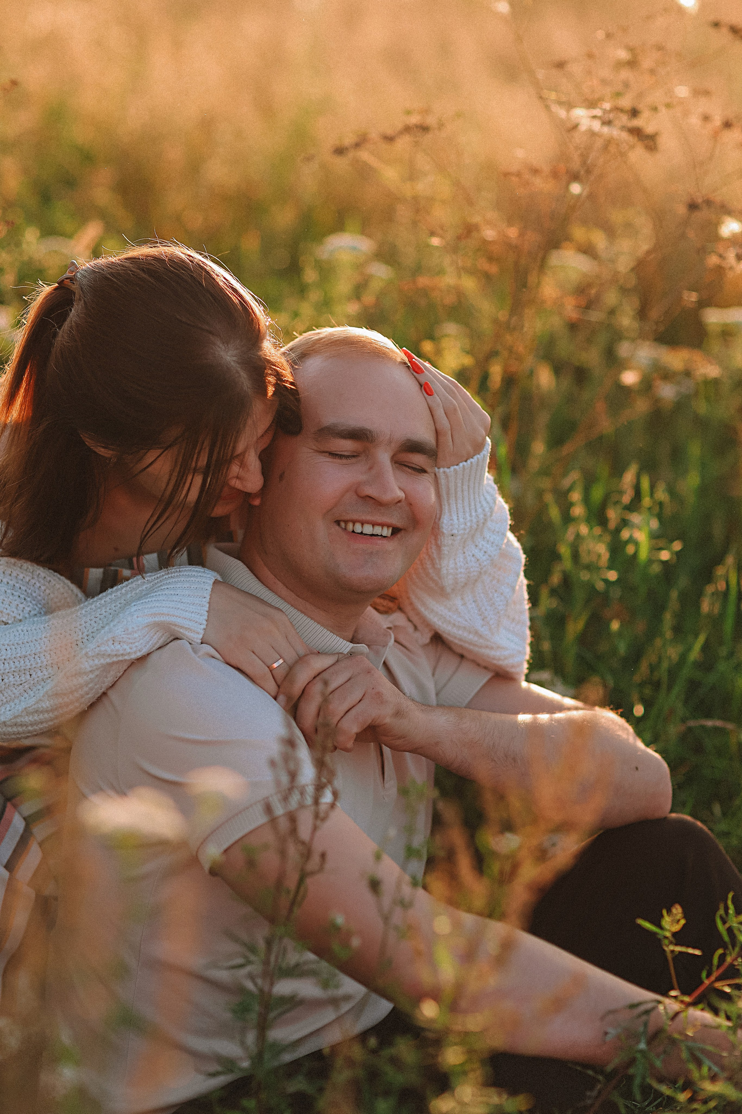 Поле love story на закате. Семейный фотограф Тюмень, фотограф на роды Салмина Мария