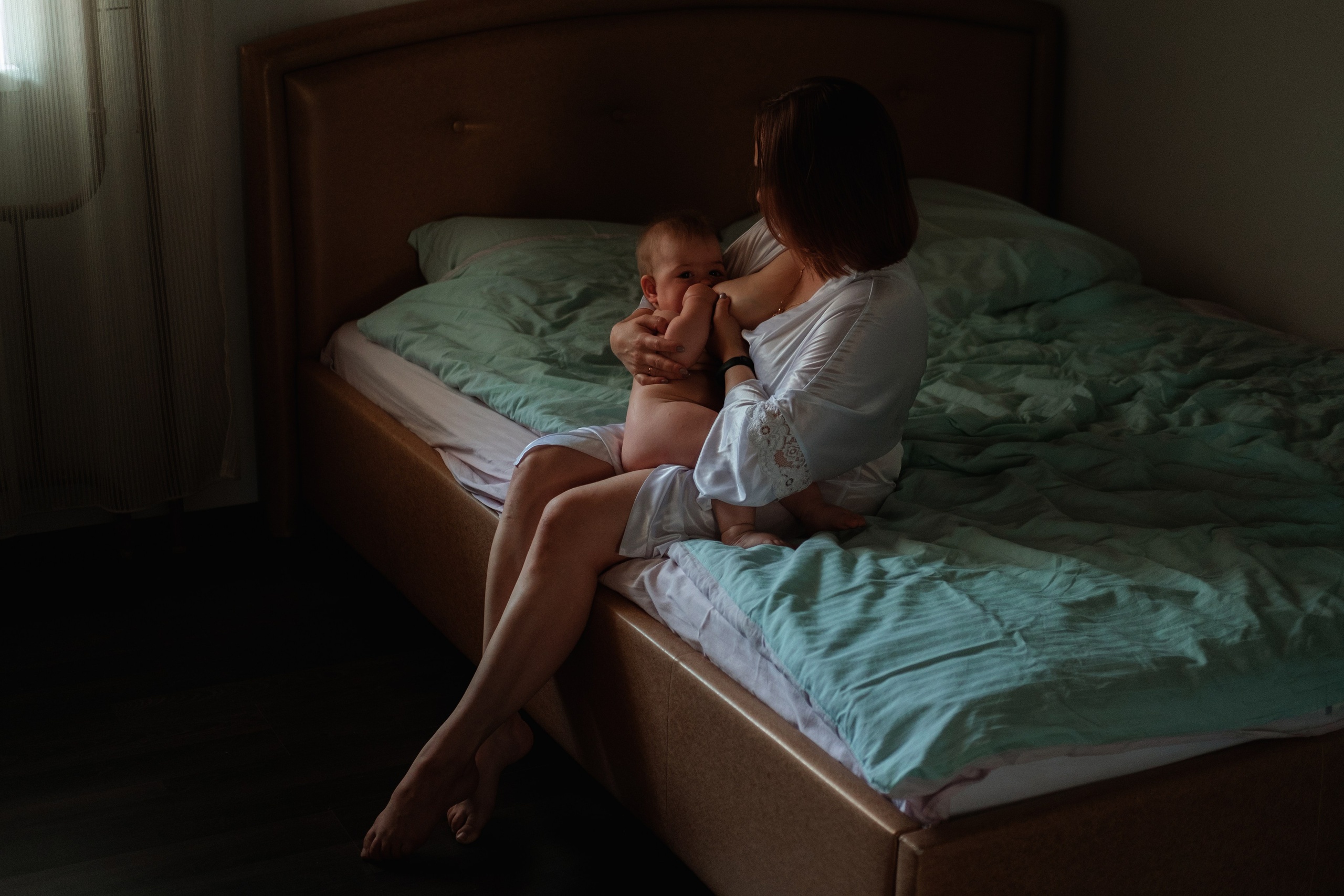 Красивый портрет кормящей мамы и малышки на кровати Тюмень