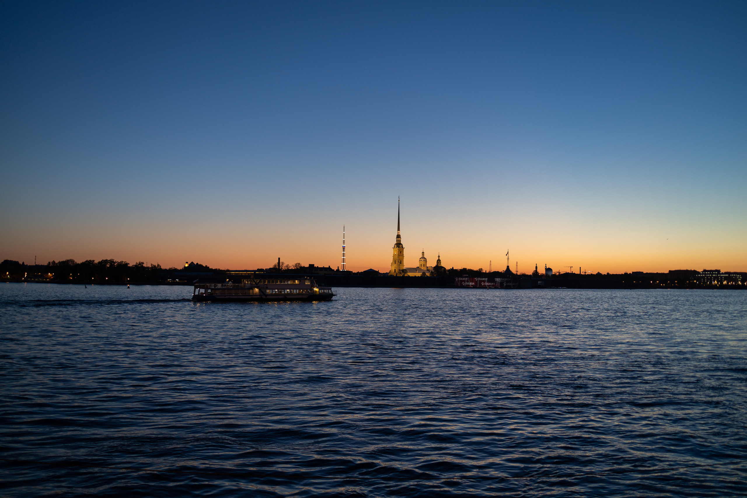 Белое платье, белая фата, белые ночи…. Репортажный и студийный фотограф в Москве — Софи