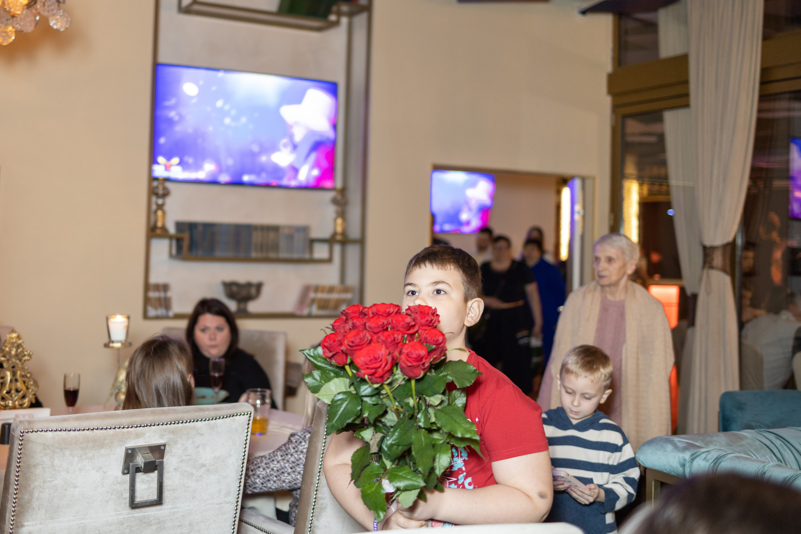 Празднование дня рождения в ресторане. Репортажный и студийный фотограф в Москве — Софи