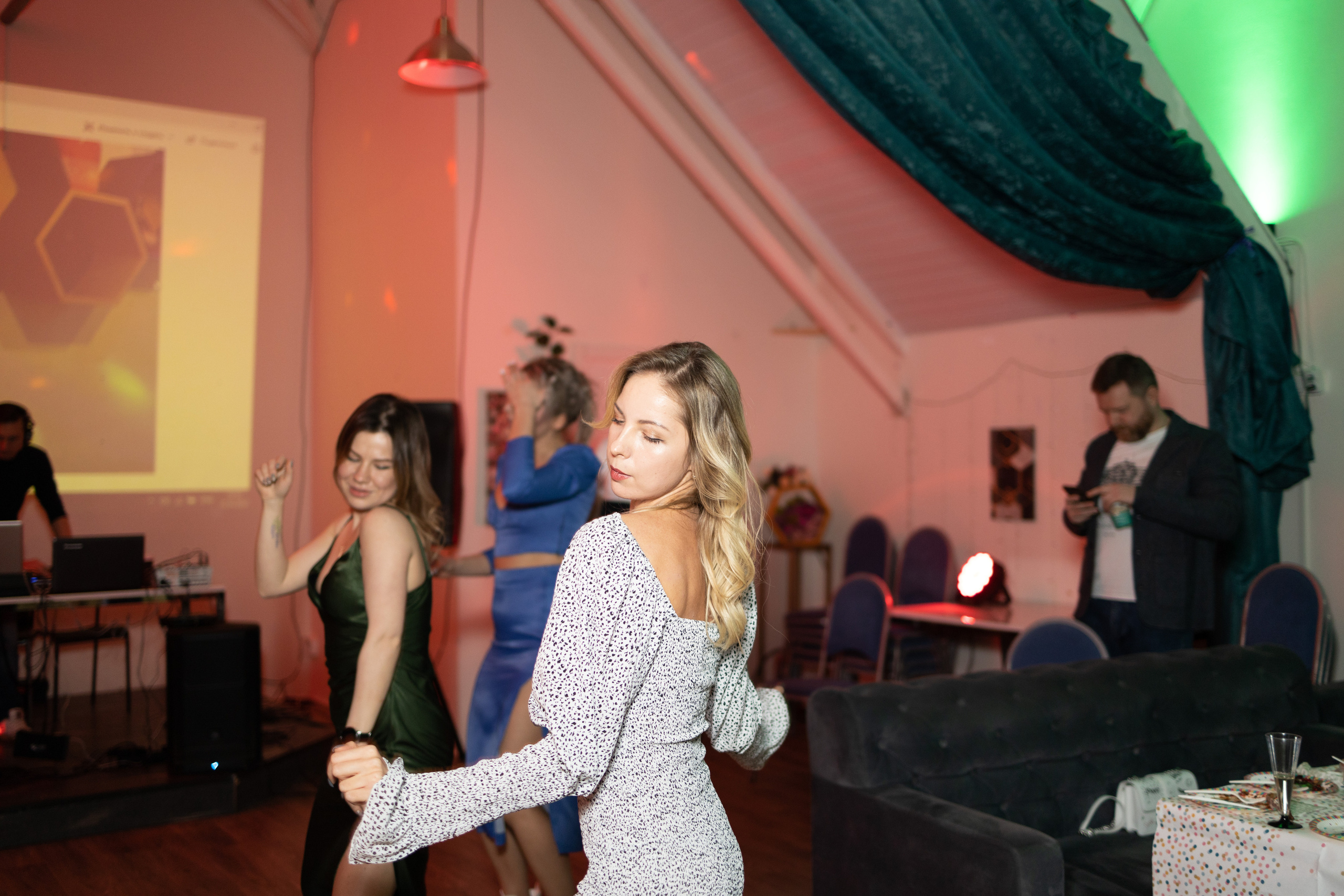 Празднование дня рождения в лофте. Репортажный и студийный фотограф в Москве — Софи