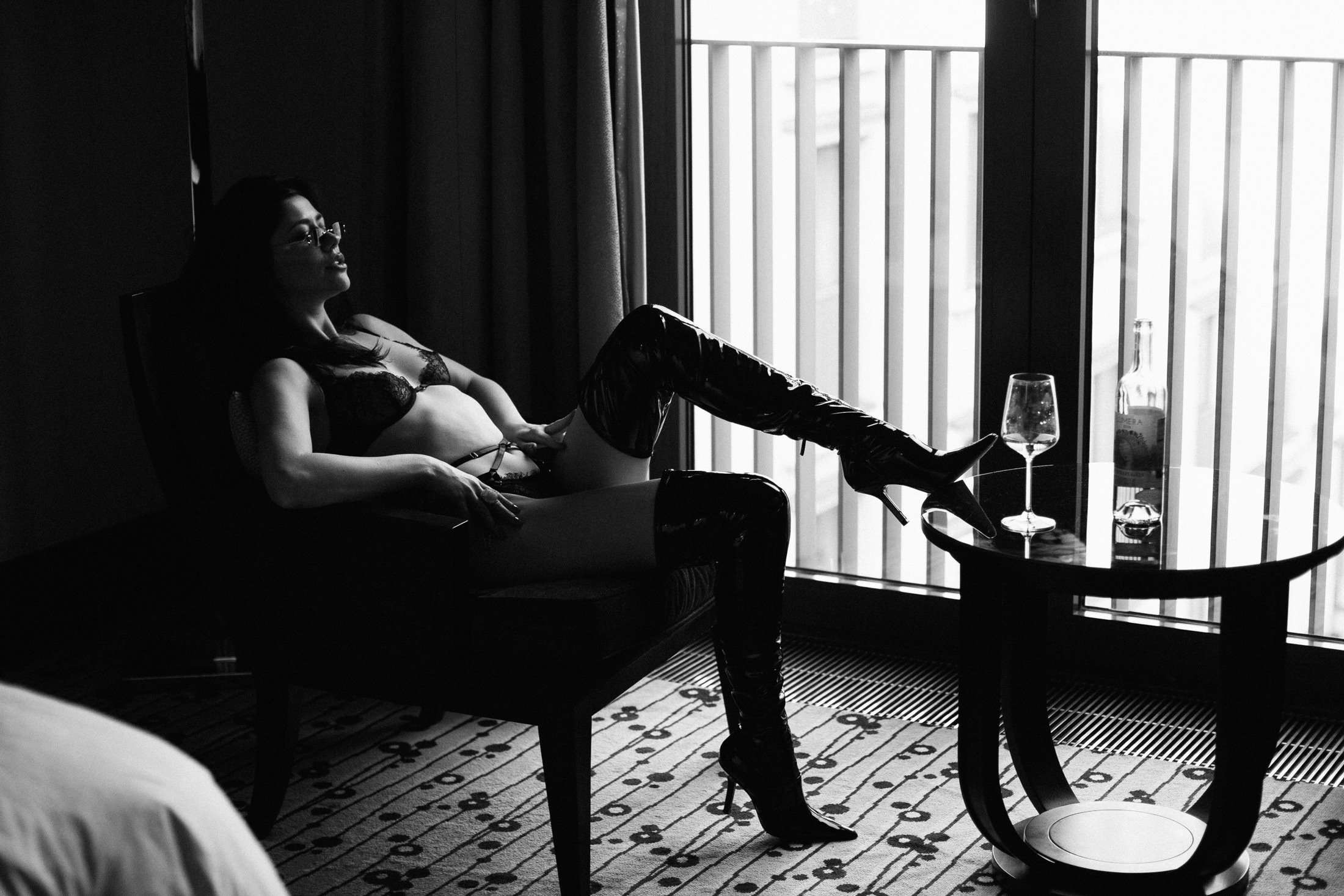 девушка пьет вино в отеле